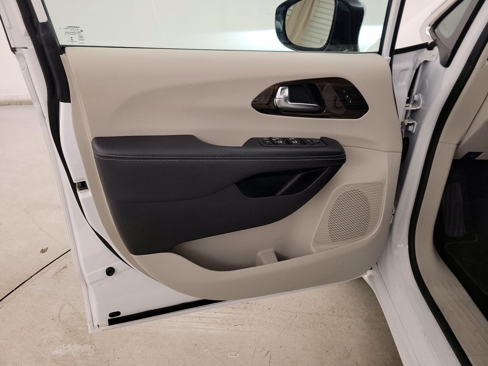 Thumbnail: 2023 Chrysler Pacifica - 12