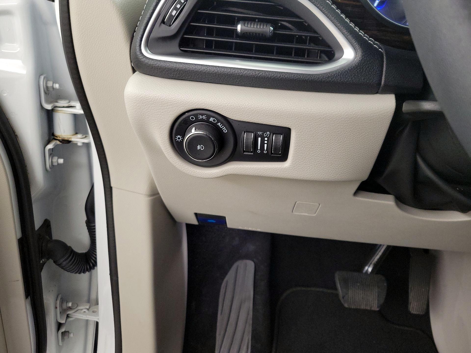 Thumbnail: 2023 Chrysler Pacifica - 13