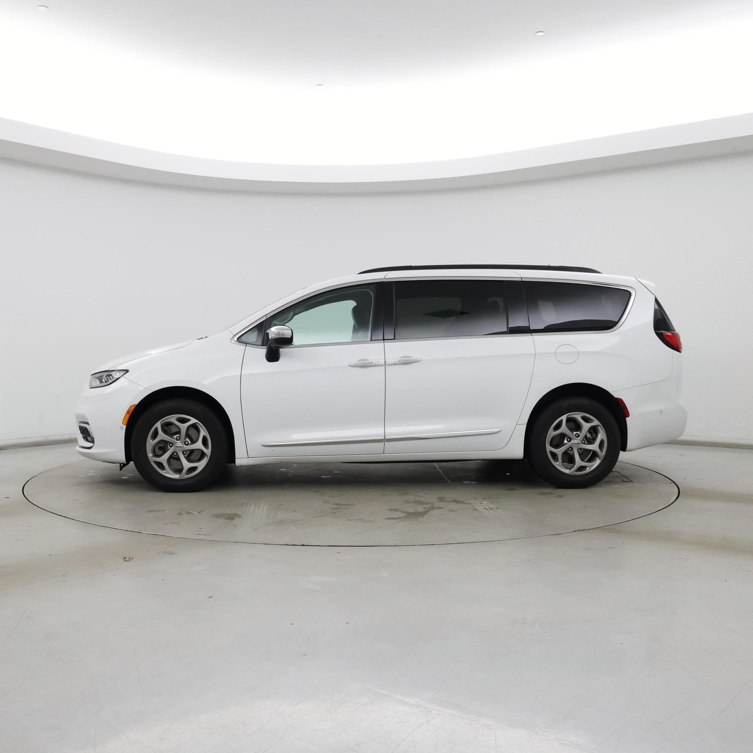 Thumbnail: 2023 Chrysler Pacifica - 3