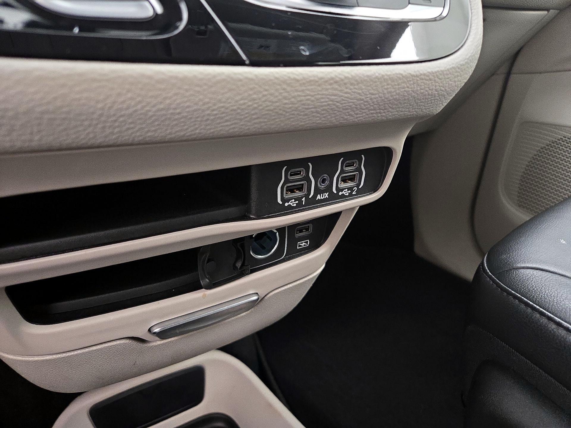 Thumbnail: 2022 Chrysler Pacifica - 18