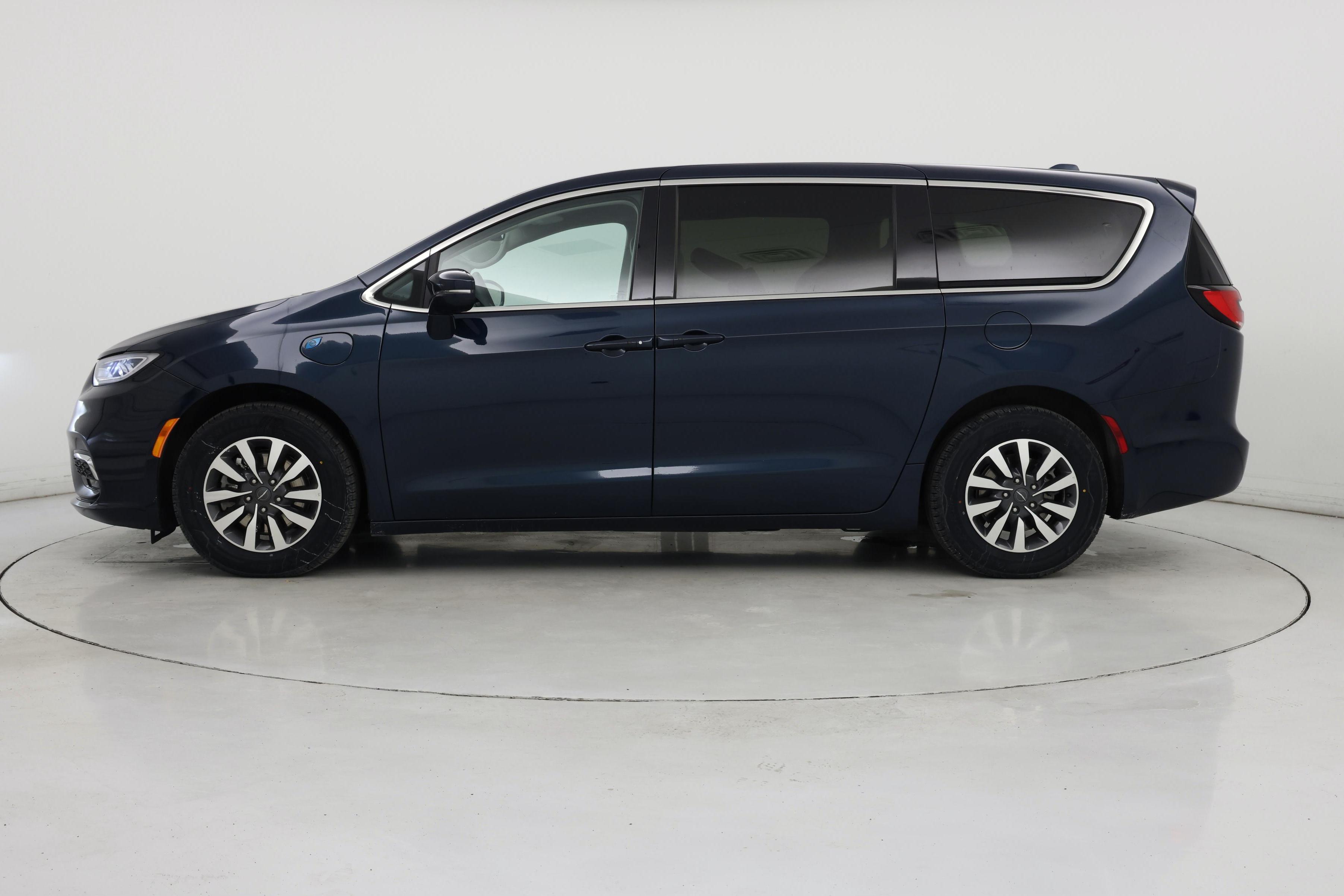 Thumbnail: 2022 Chrysler Pacifica - 3