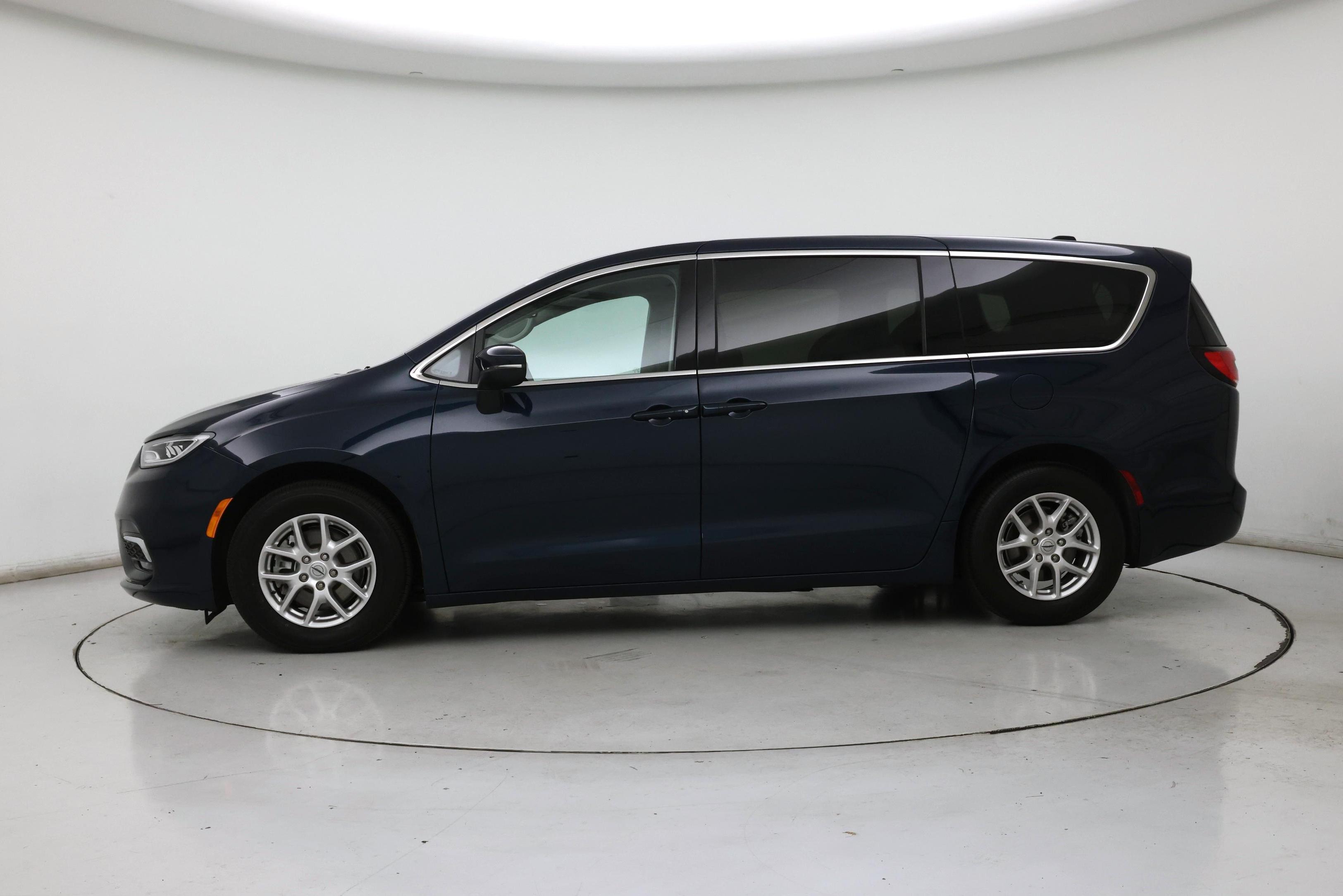 Thumbnail: 2023 Chrysler Pacifica - 3