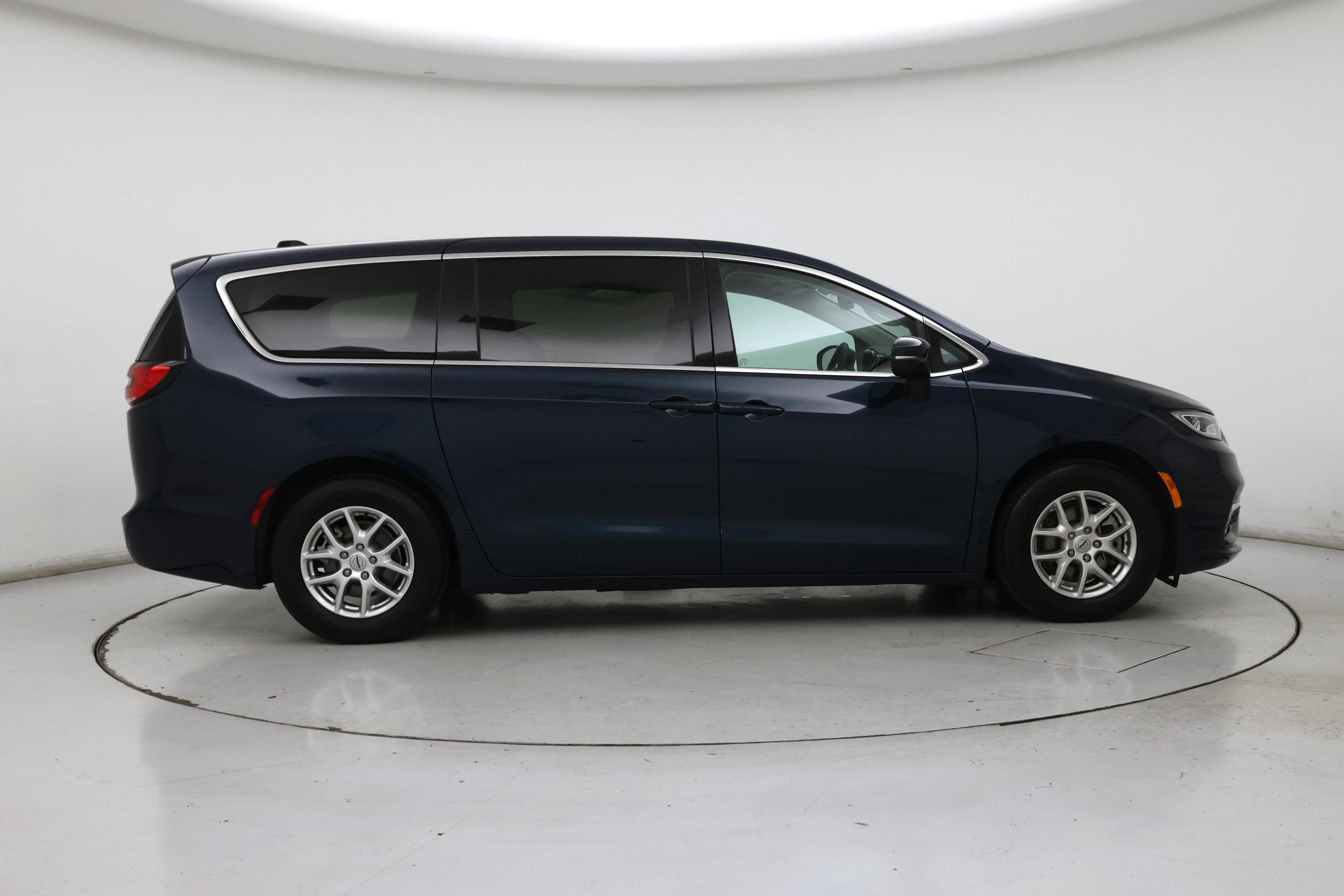 Thumbnail: 2023 Chrysler Pacifica - 7