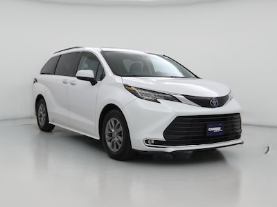 White 2023 Toyota Sienna Hybrid XLE