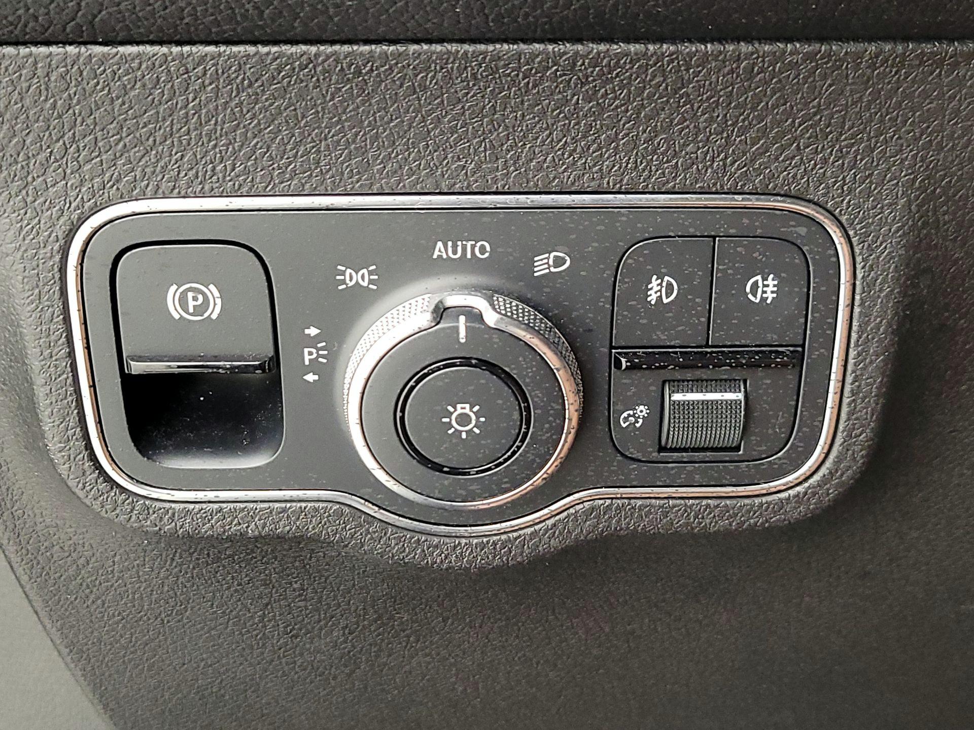 Thumbnail: 2021 Mercedes-Benz GLB - 13