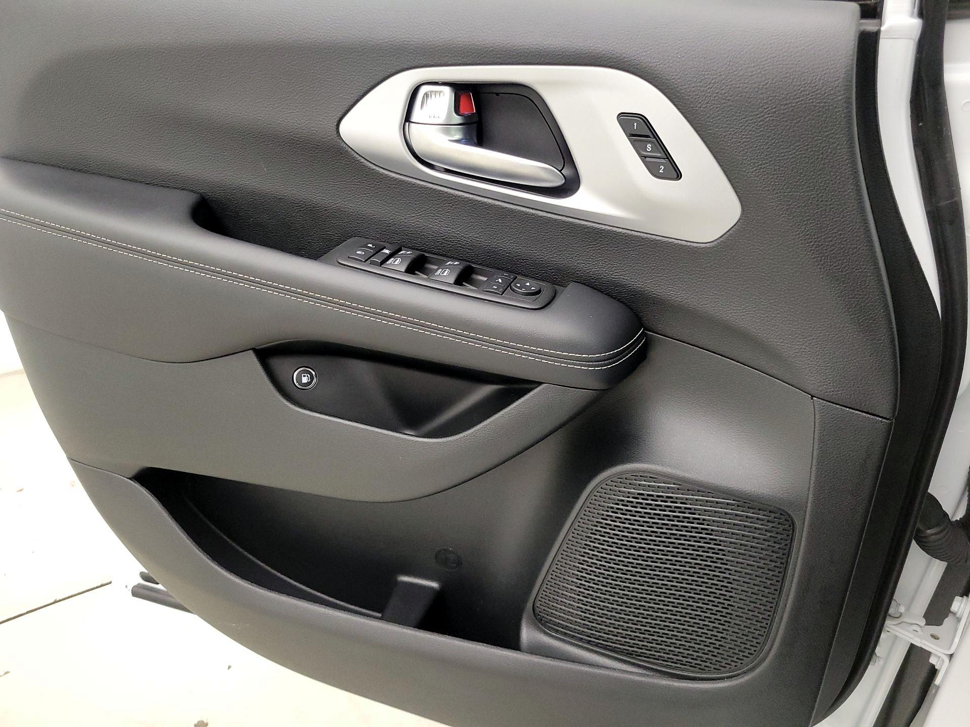 Thumbnail: 2023 Chrysler Pacifica - 12