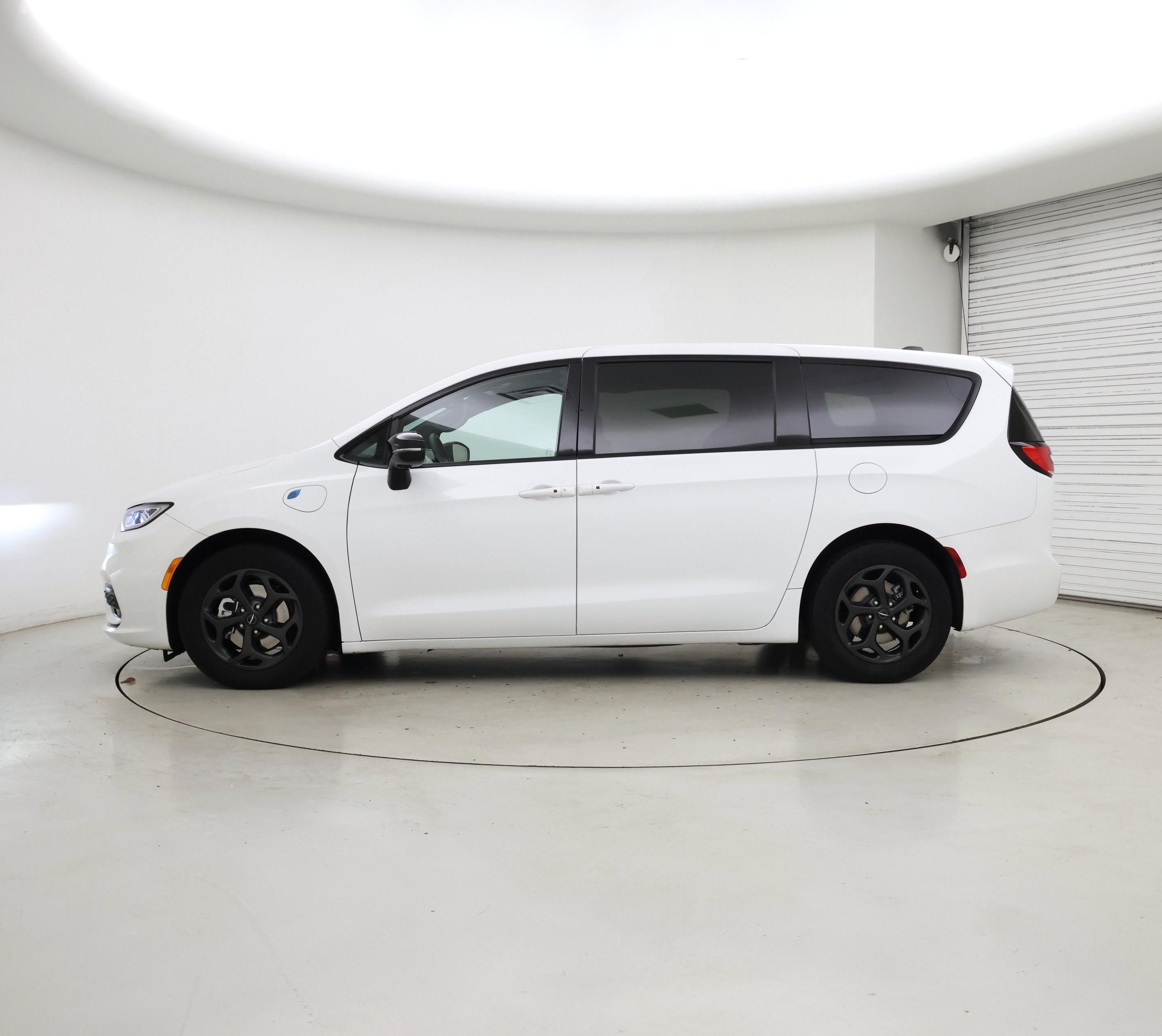 Thumbnail: 2023 Chrysler Pacifica - 3