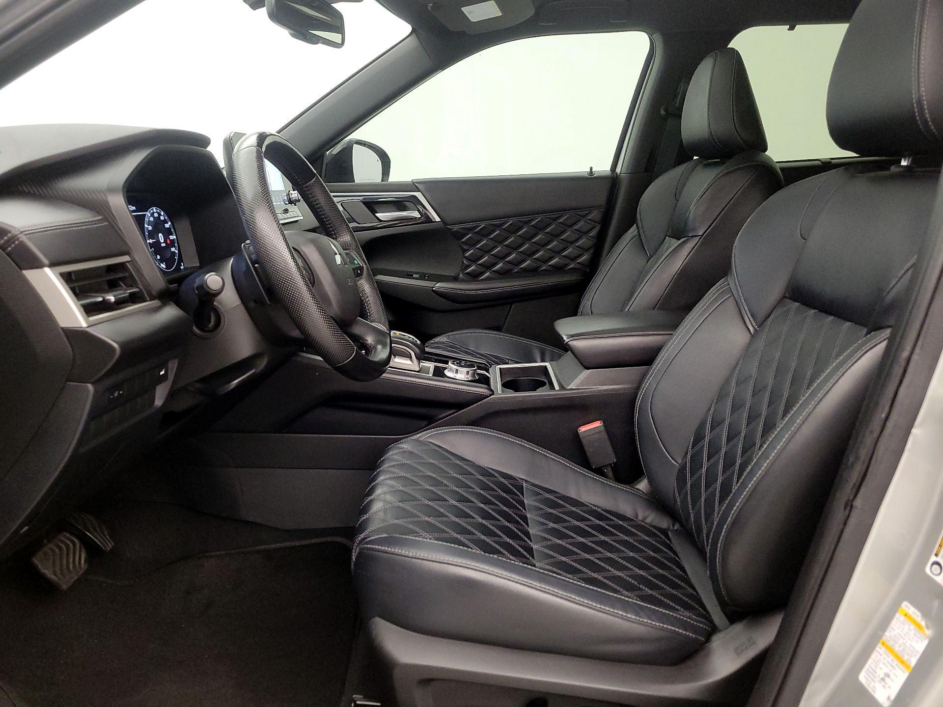 Thumbnail: 2023 Mitsubishi Outlander - 11