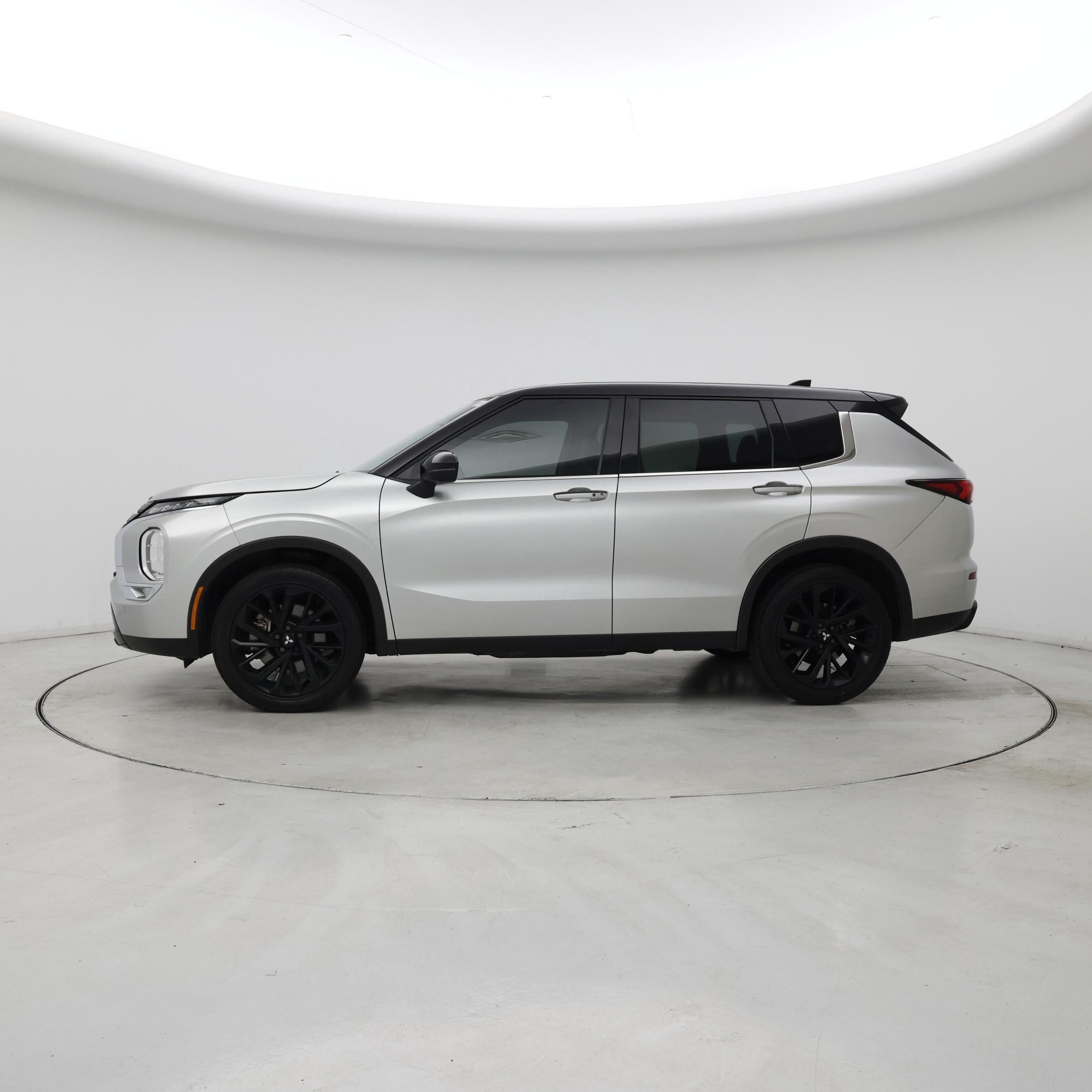 Thumbnail: 2023 Mitsubishi Outlander - 3