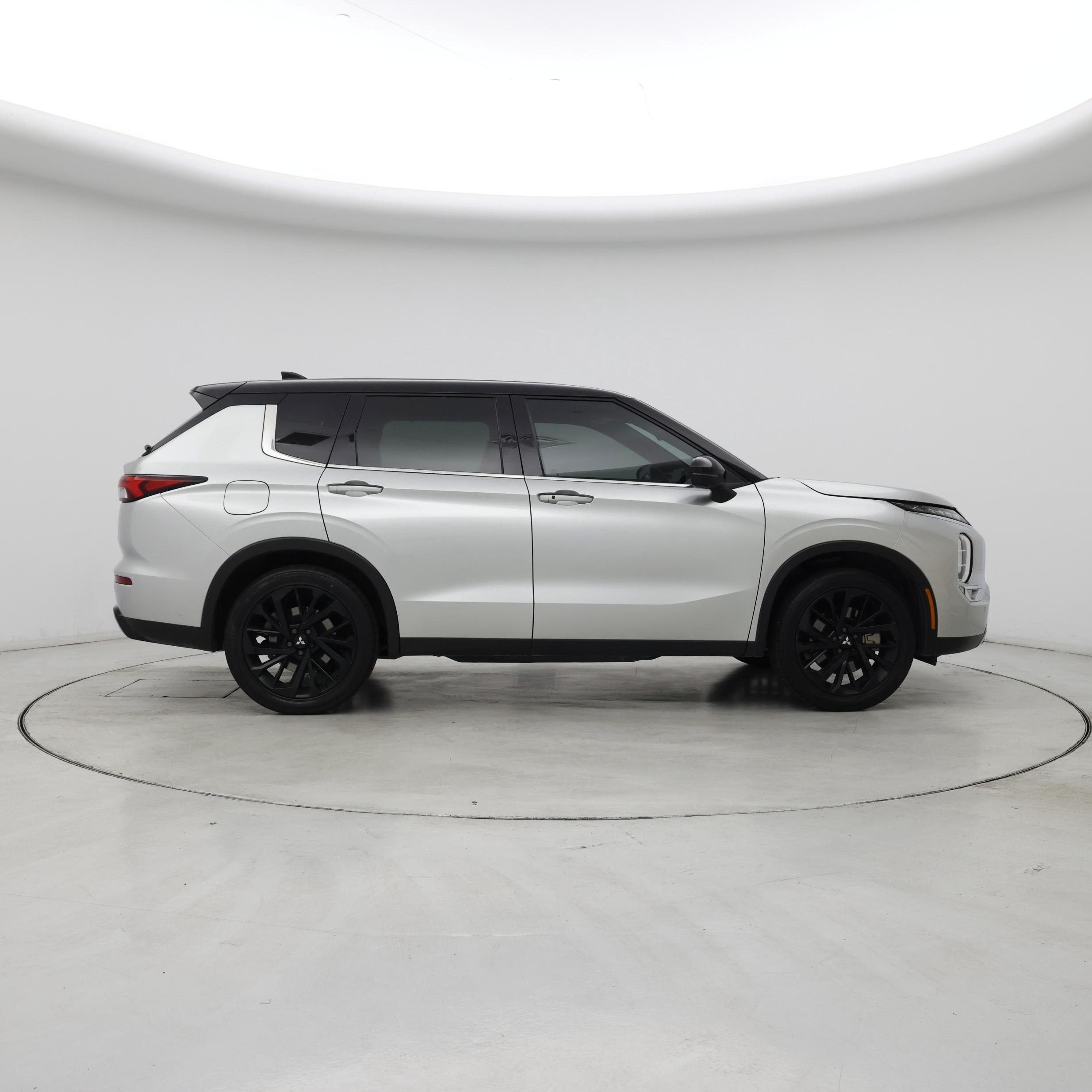 Thumbnail: 2023 Mitsubishi Outlander - 7