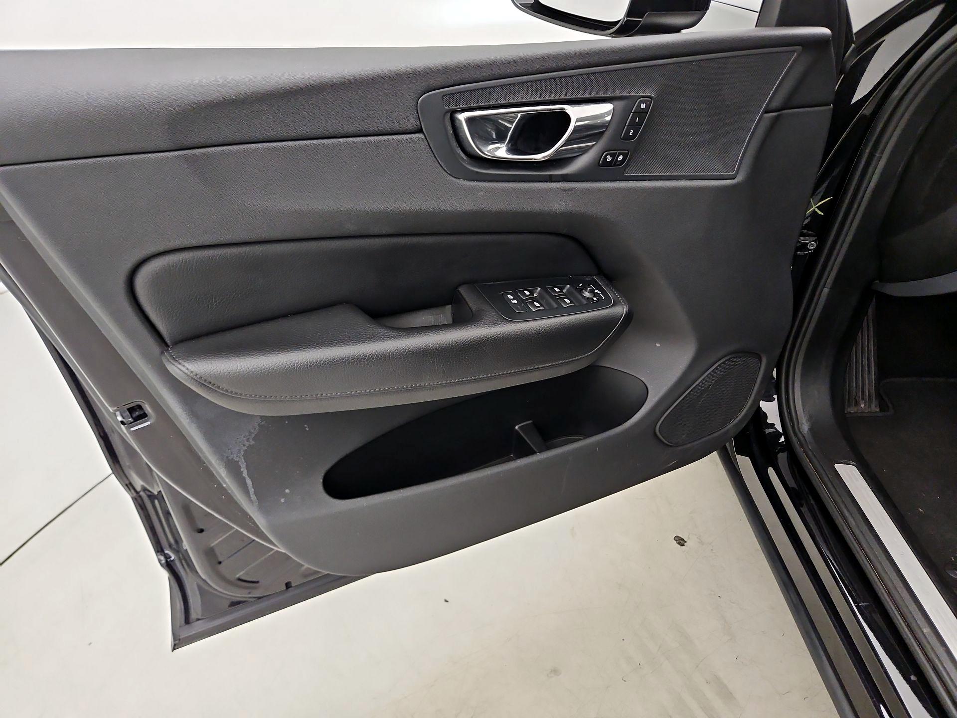 Thumbnail: 2020 Volvo XC60 - 12