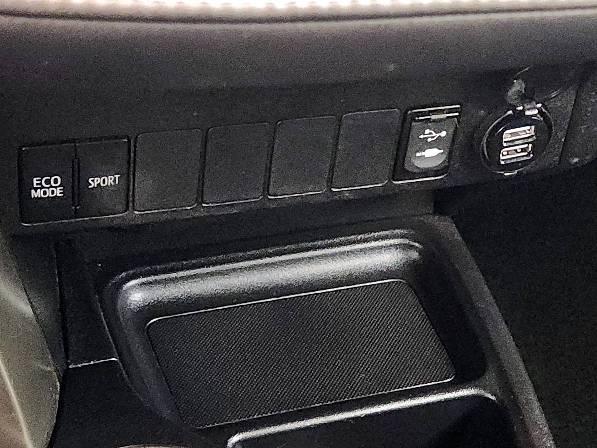 Thumbnail: 2015 Toyota RAV4 - 18