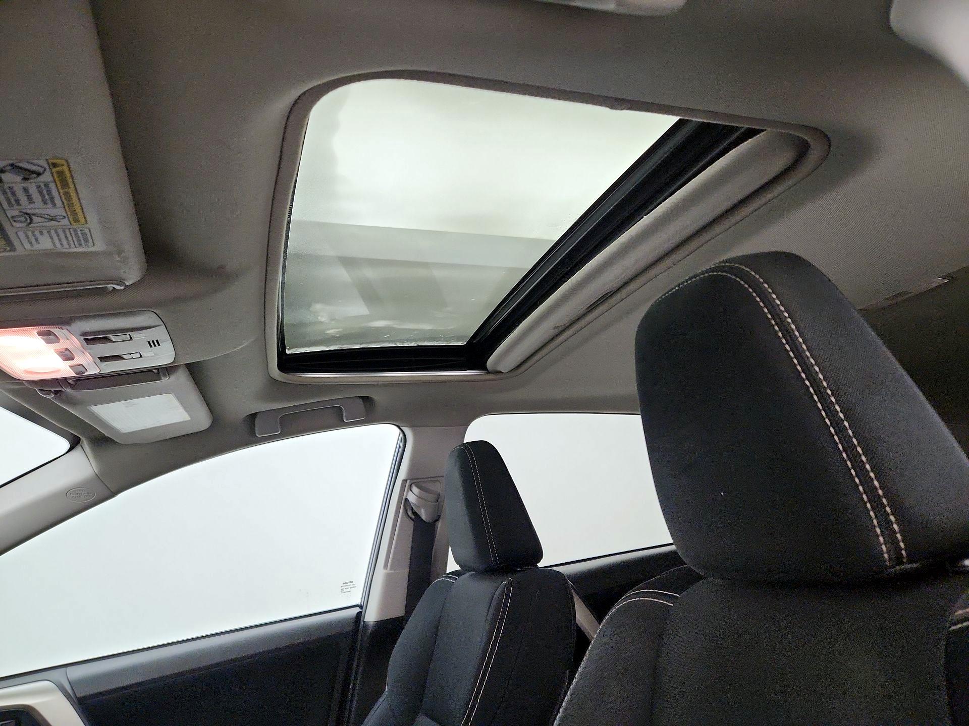 Thumbnail: 2015 Toyota RAV4 - 19