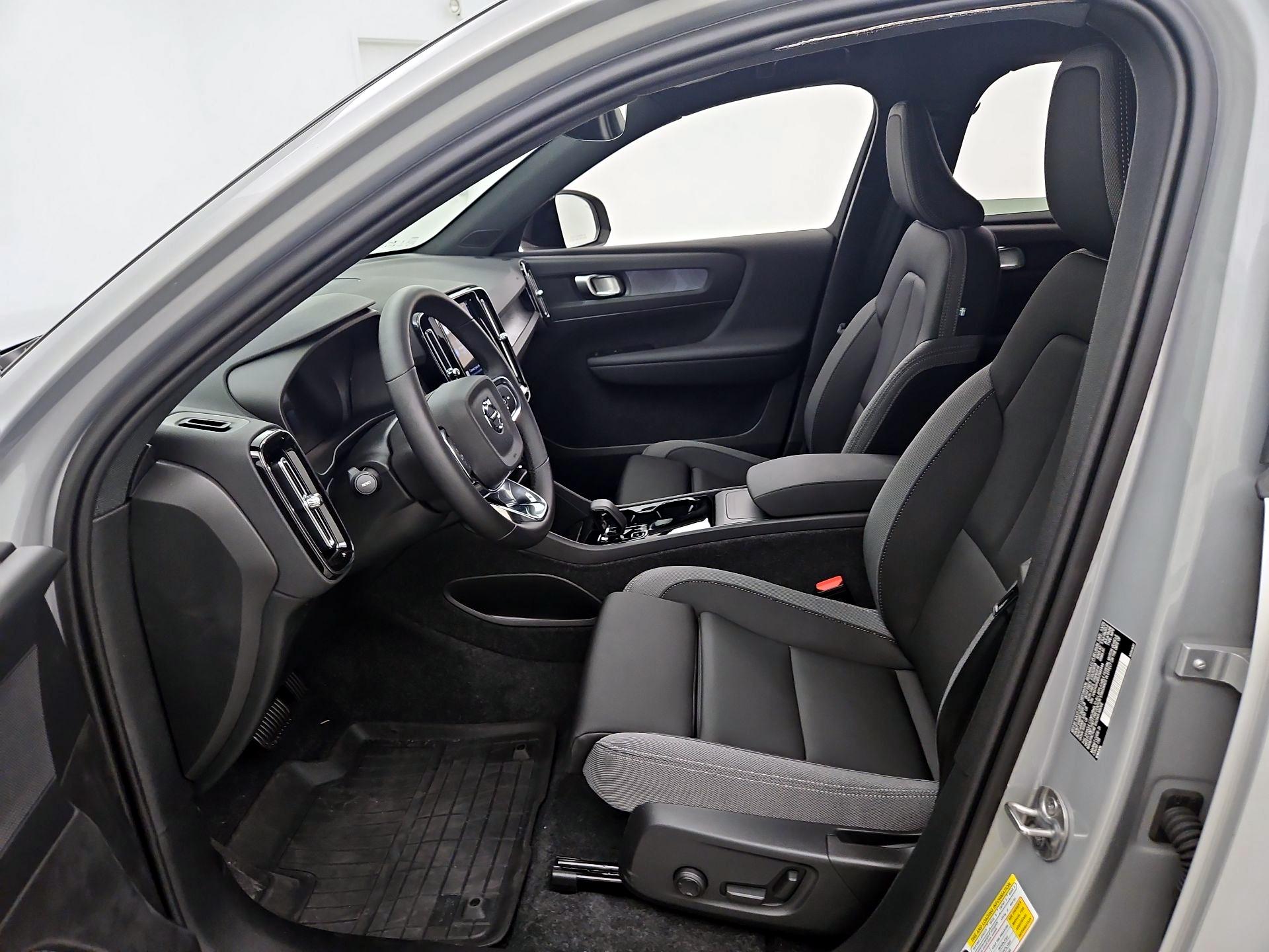 Thumbnail: 2025 Volvo EX40 - 11