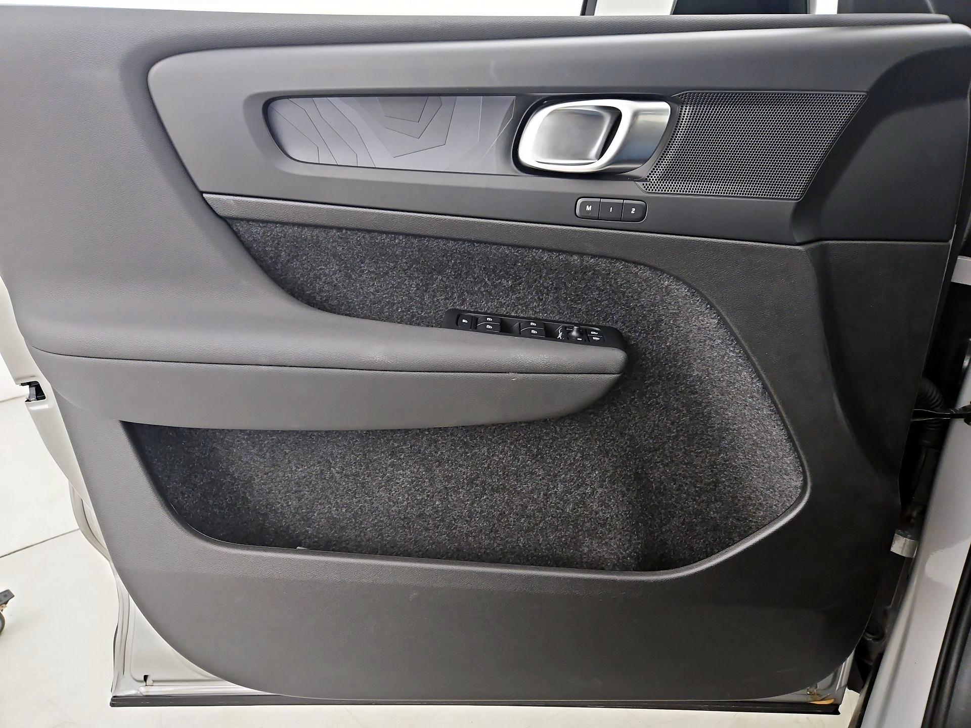 Thumbnail: 2025 Volvo EX40 - 12