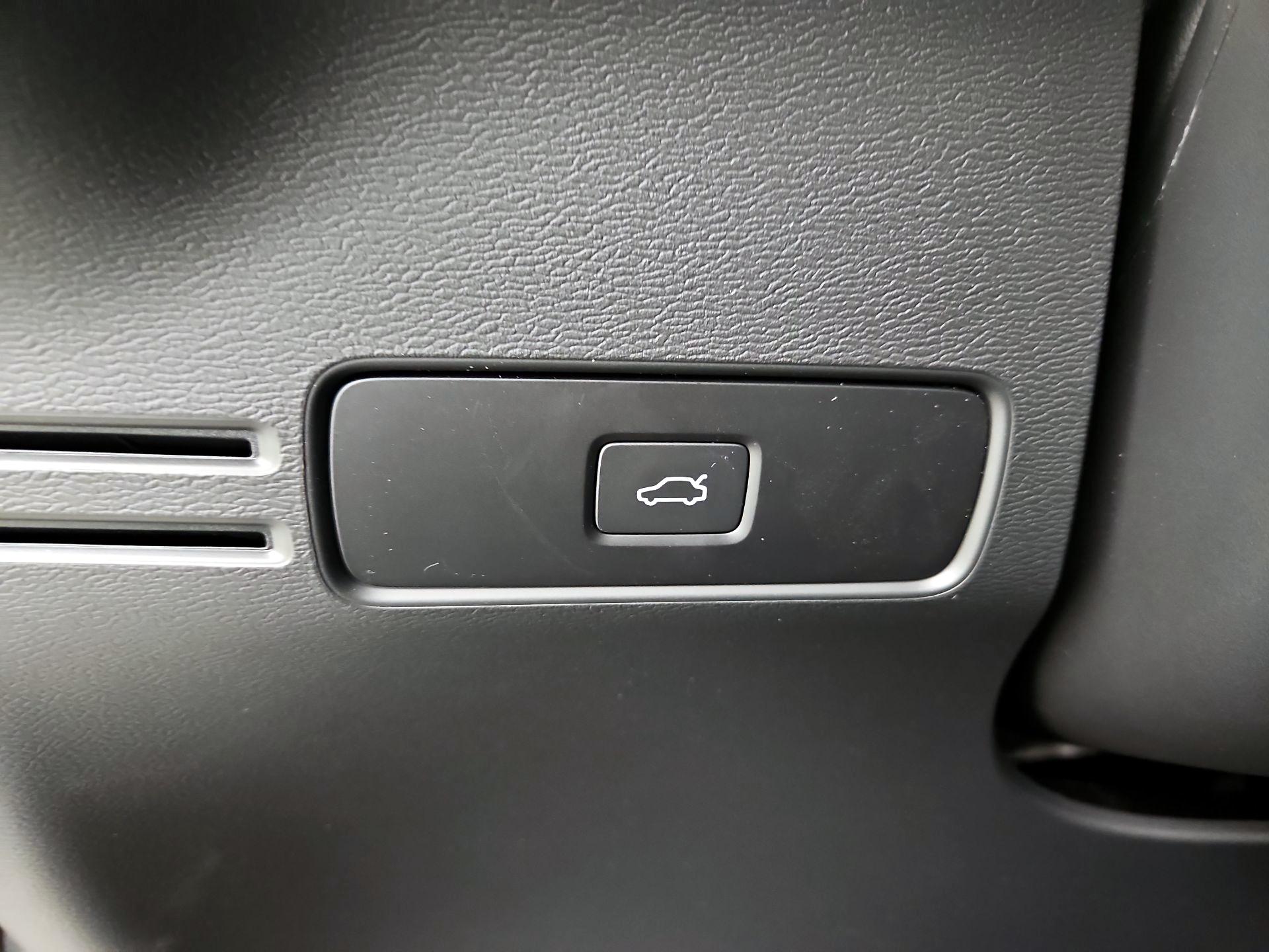 Thumbnail: 2025 Volvo EX40 - 13