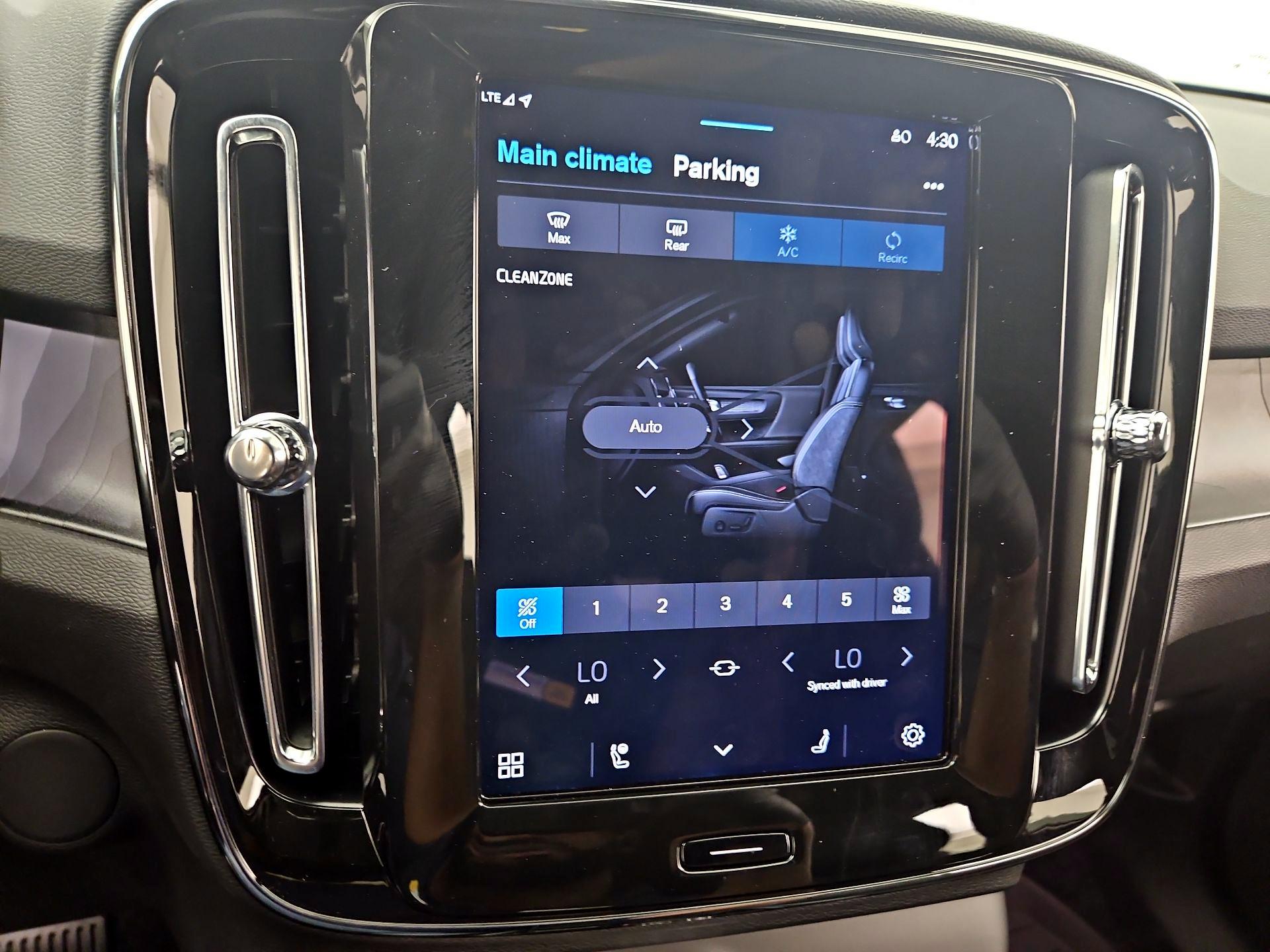 Thumbnail: 2025 Volvo EX40 - 17