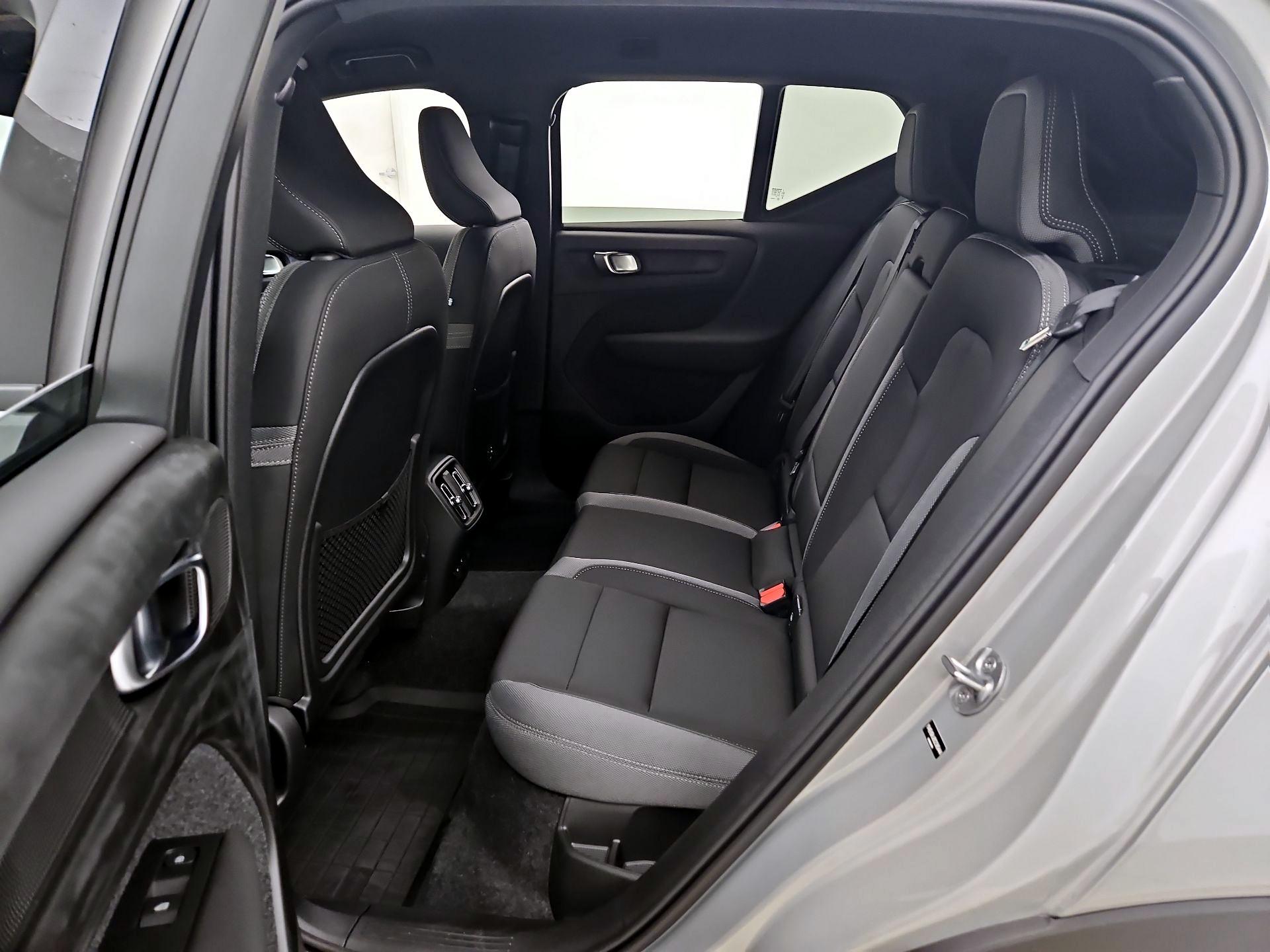 Thumbnail: 2025 Volvo EX40 - 20