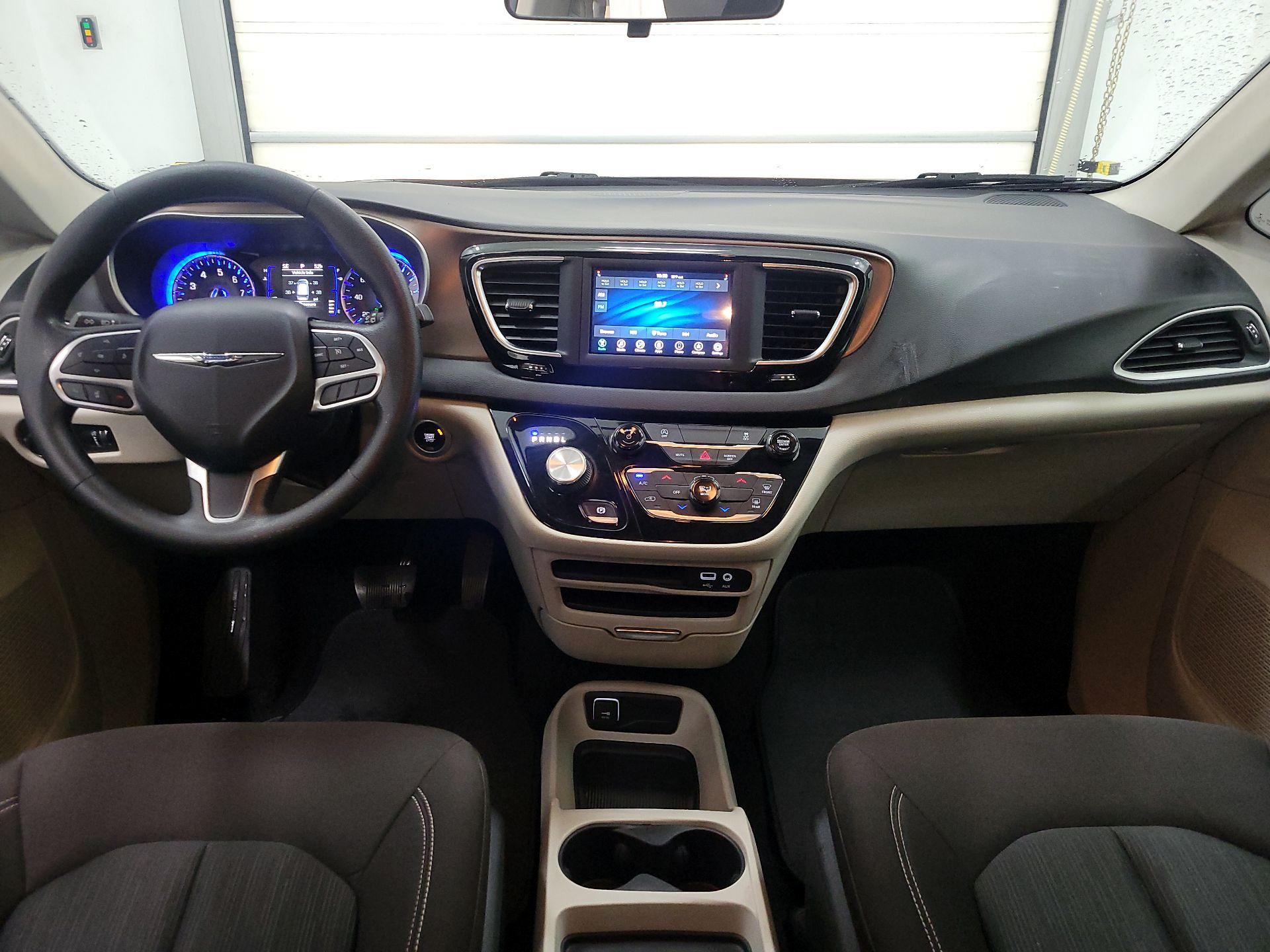 Thumbnail: 2020 Chrysler Voyager - 9