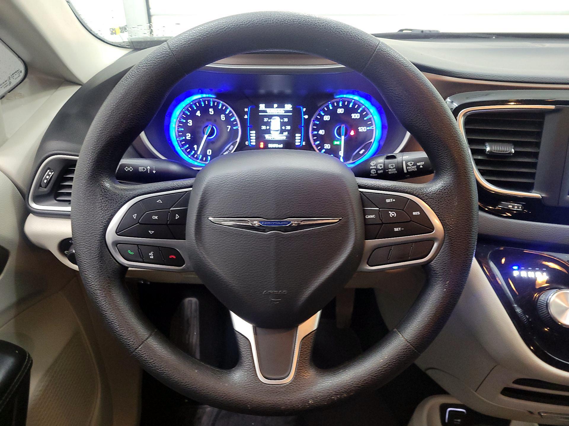 Thumbnail: 2020 Chrysler Voyager - 10