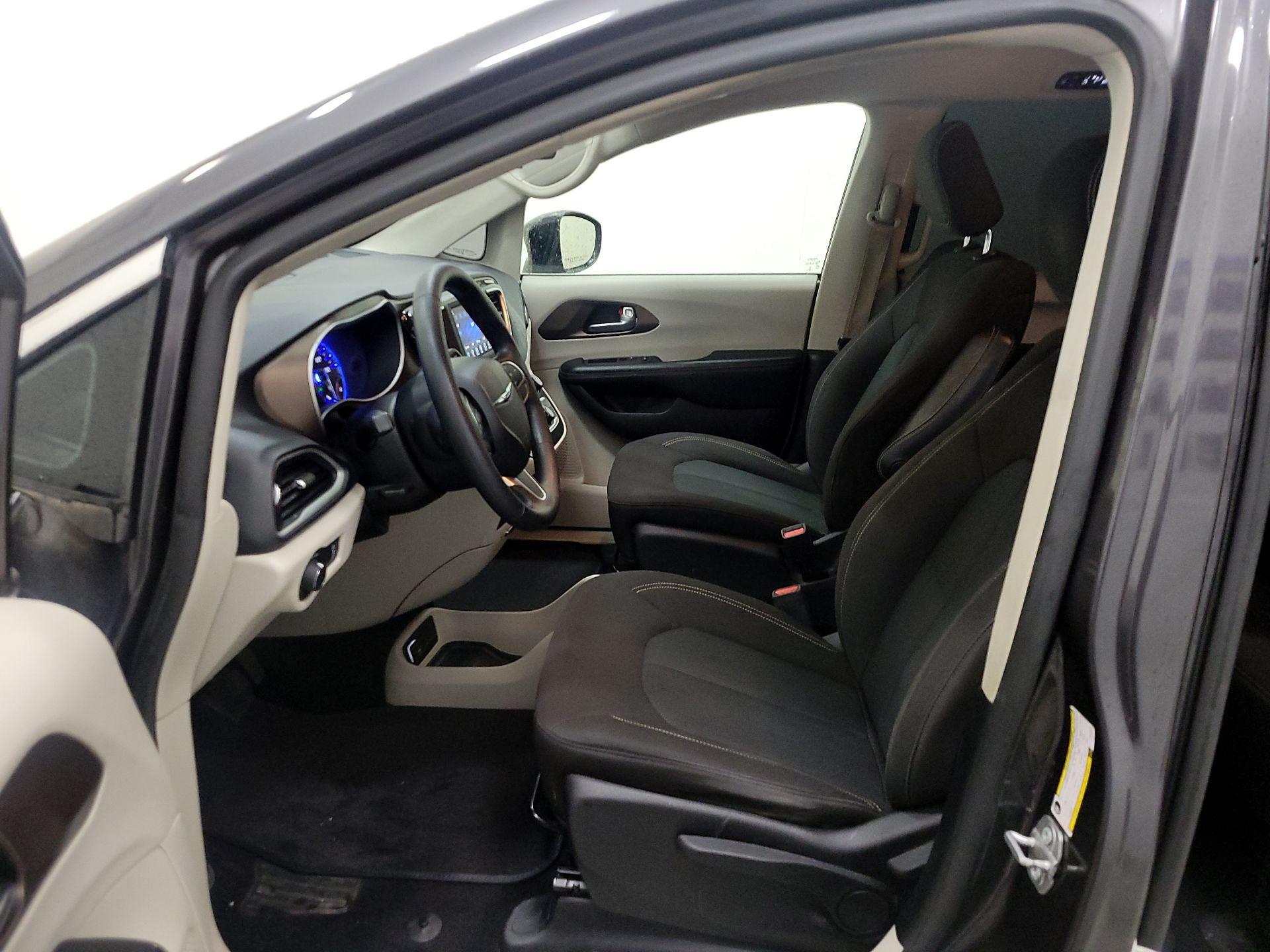 Thumbnail: 2020 Chrysler Voyager - 11