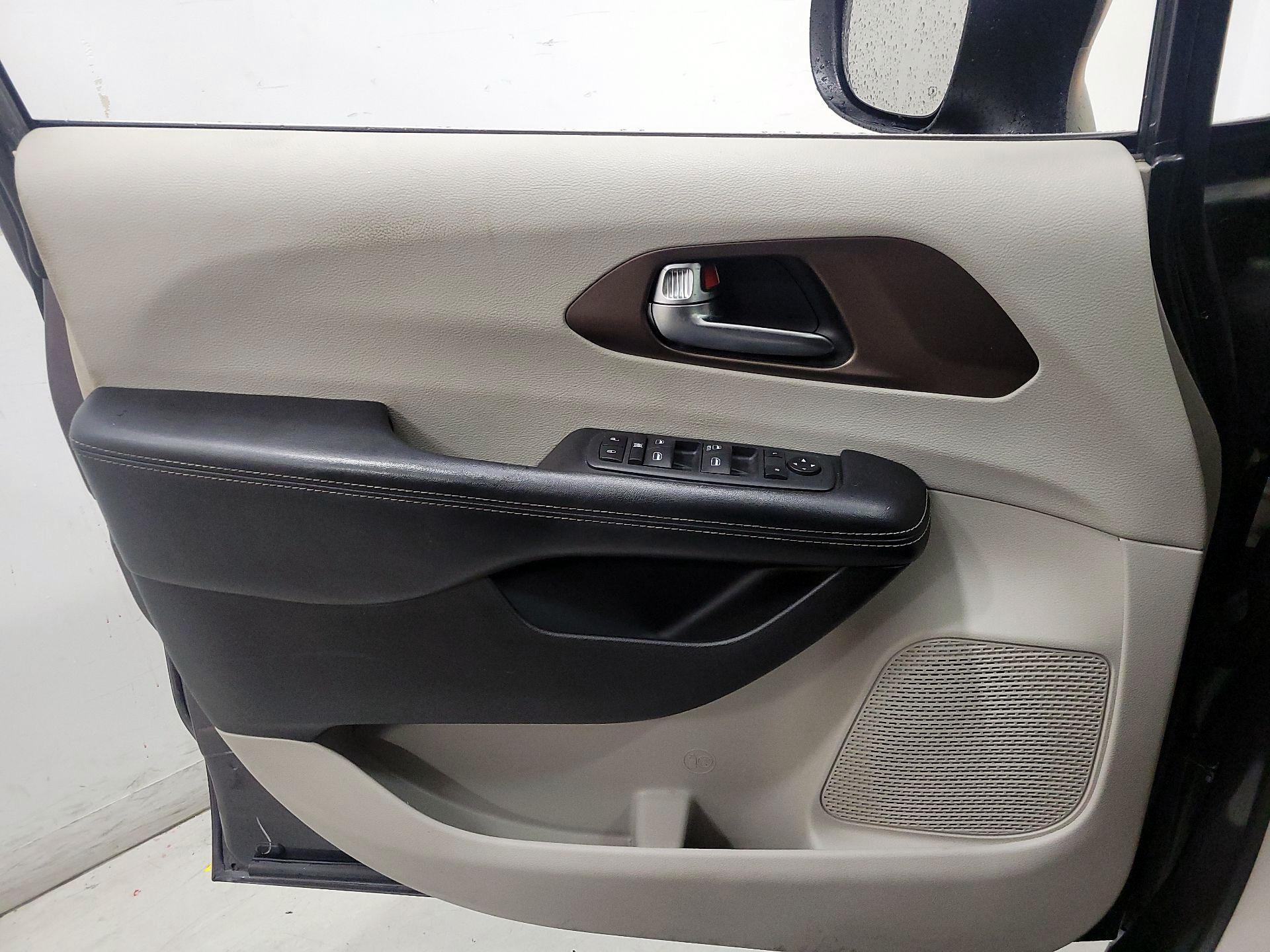 Thumbnail: 2020 Chrysler Voyager - 12