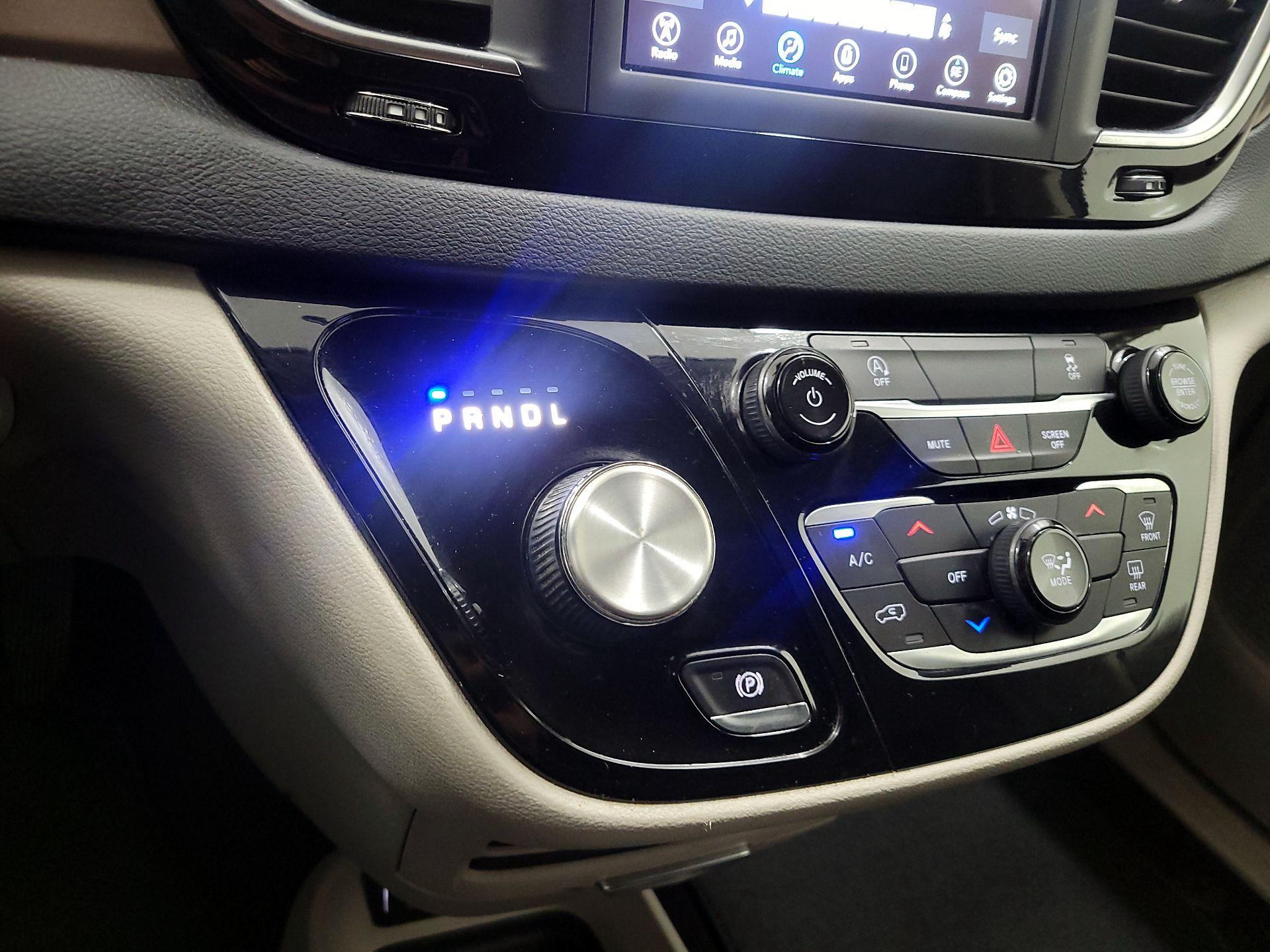 Thumbnail: 2020 Chrysler Voyager - 17