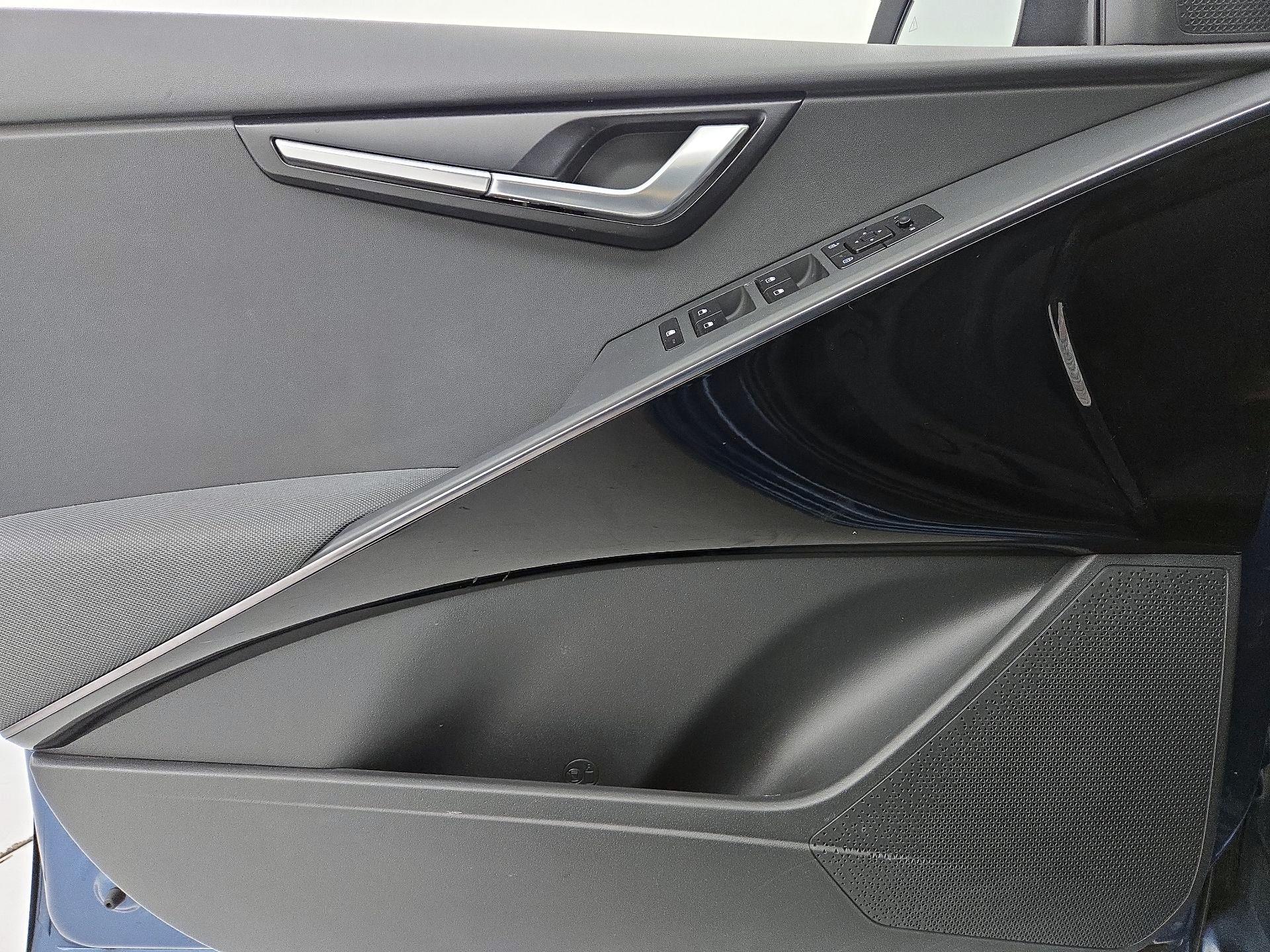 Thumbnail: 2023 Kia Niro - 12