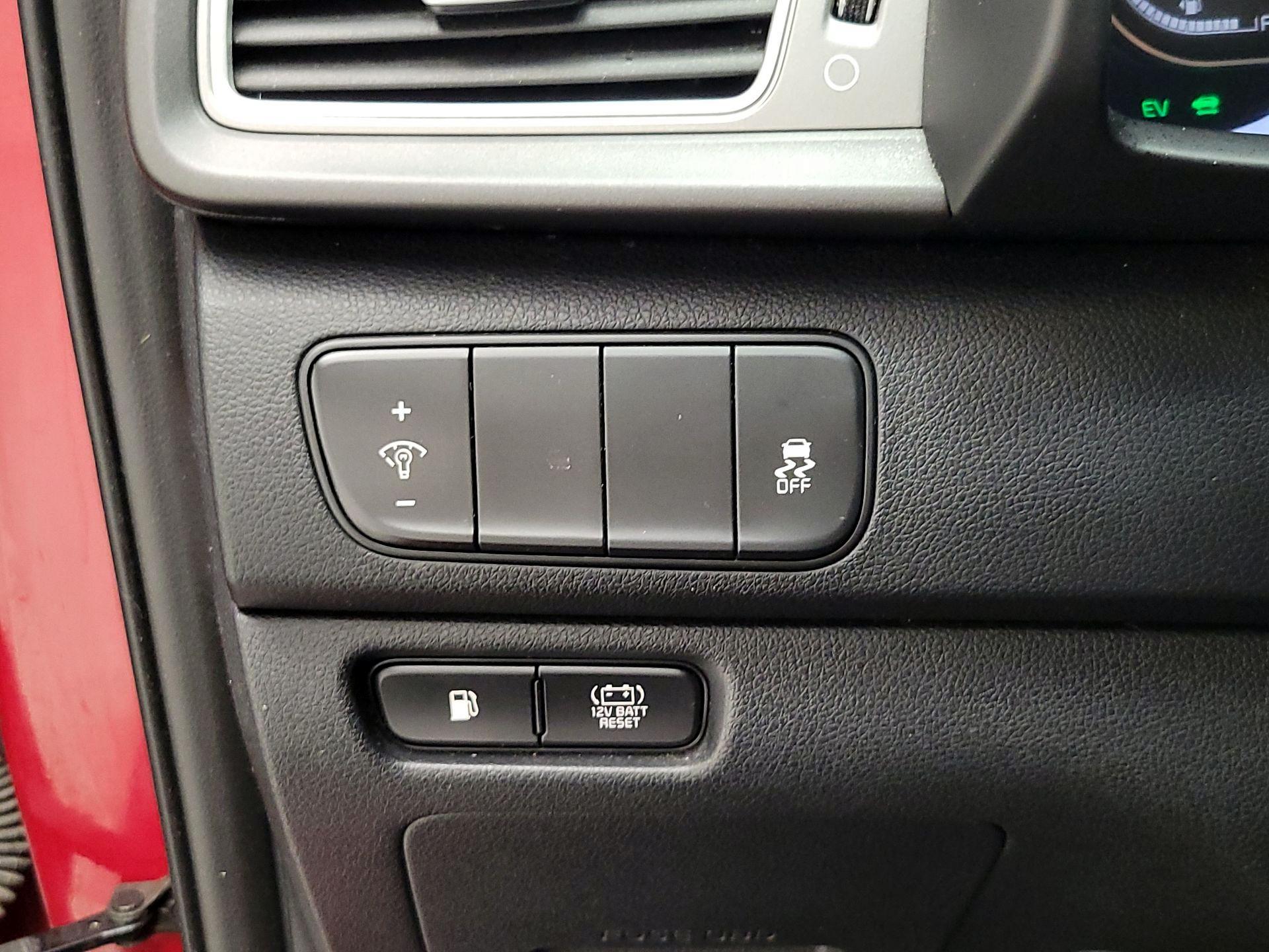 Thumbnail: 2017 Kia Niro - 11