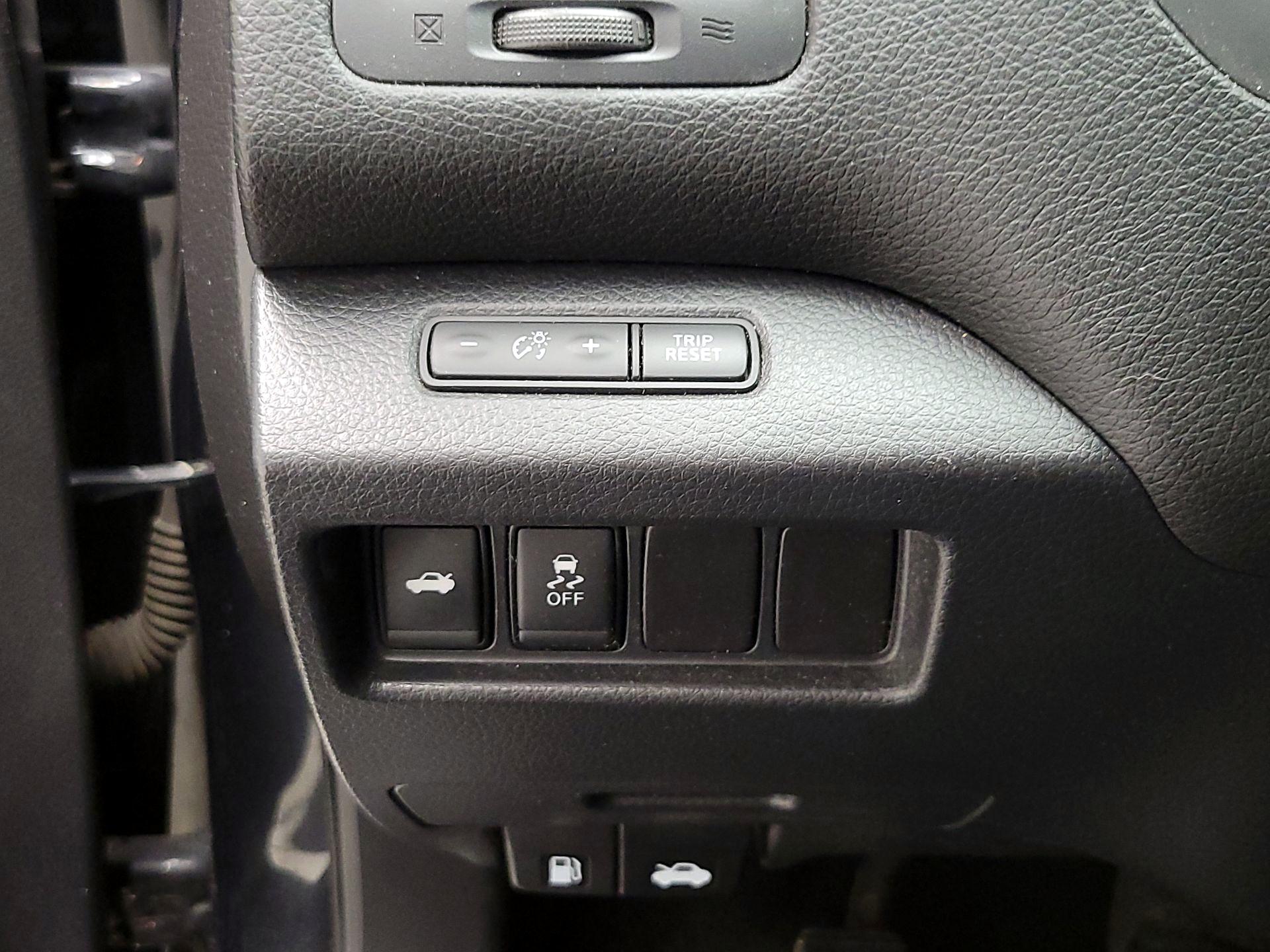 Thumbnail: 2017 Nissan Altima - 11