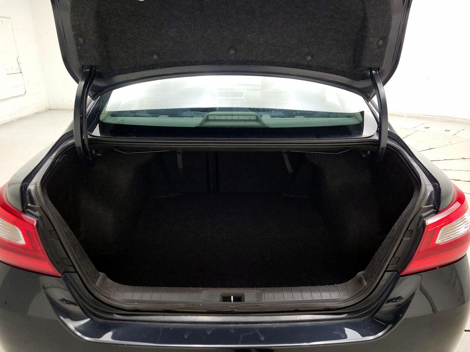 Thumbnail: 2017 Nissan Altima - 18