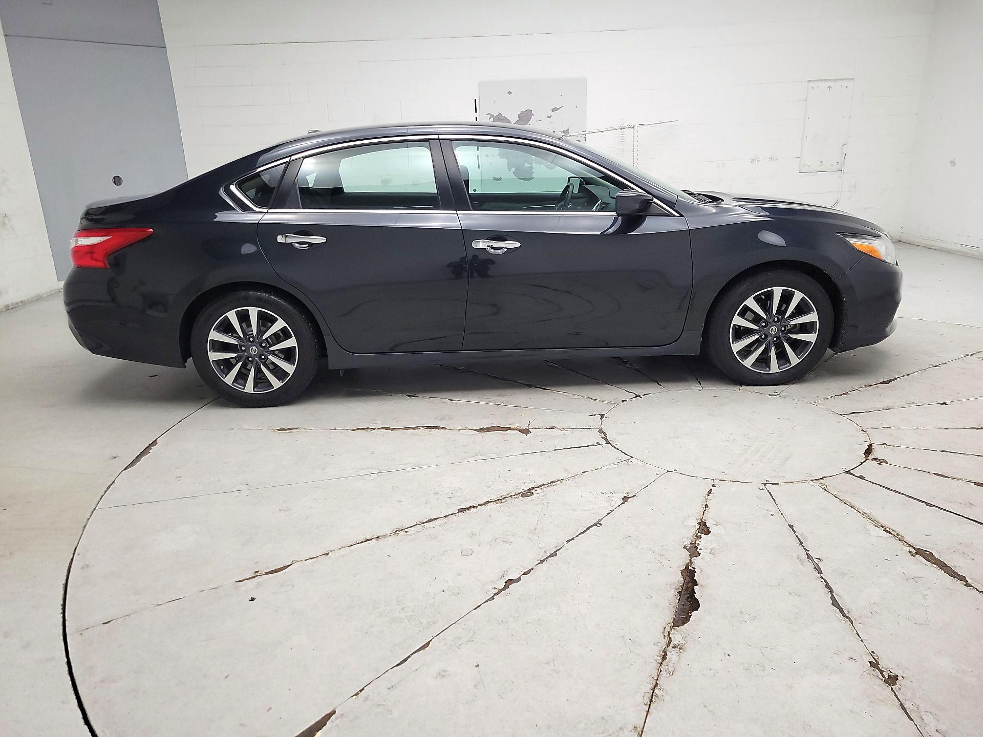 Thumbnail: 2017 Nissan Altima - 4