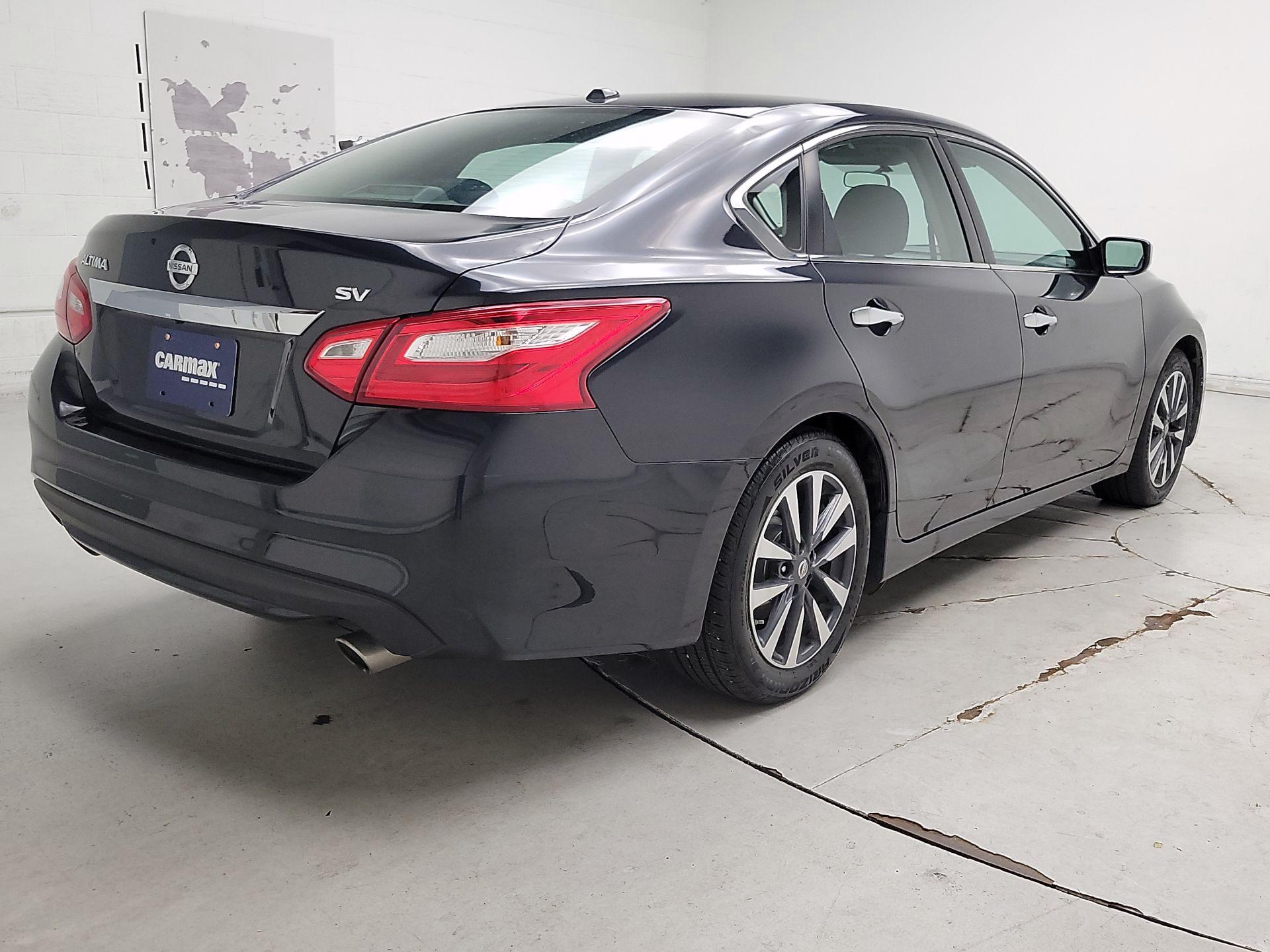 Thumbnail: 2017 Nissan Altima - 5