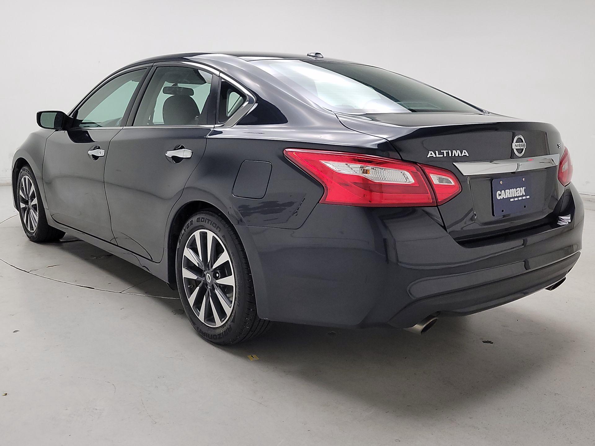 Thumbnail: 2017 Nissan Altima - 7