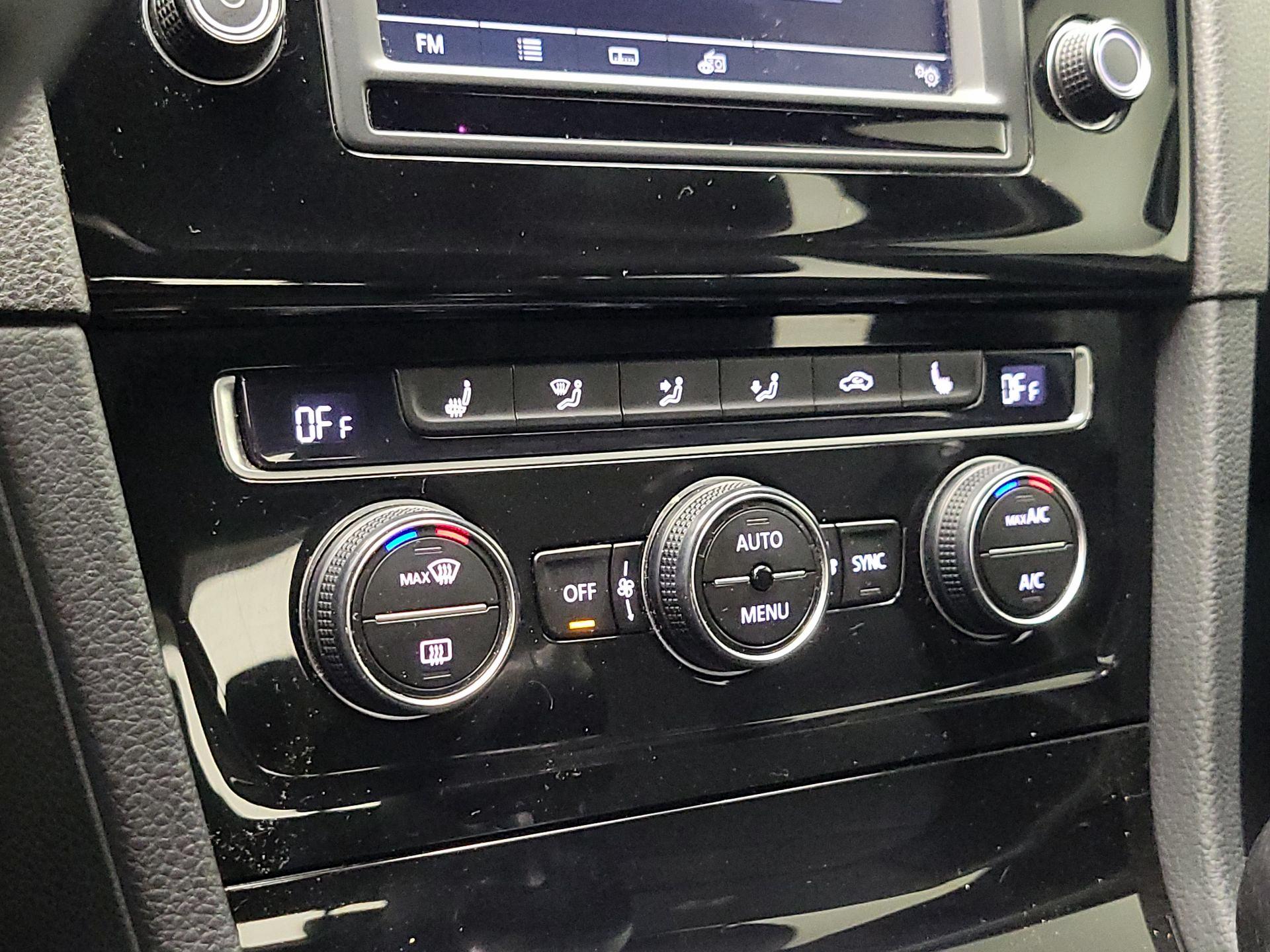 Thumbnail: 2017 Volkswagen Golf - 16