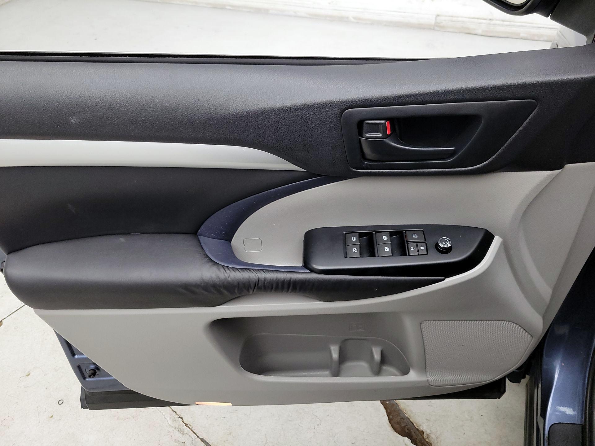 Thumbnail: 2016 Toyota Highlander - 12