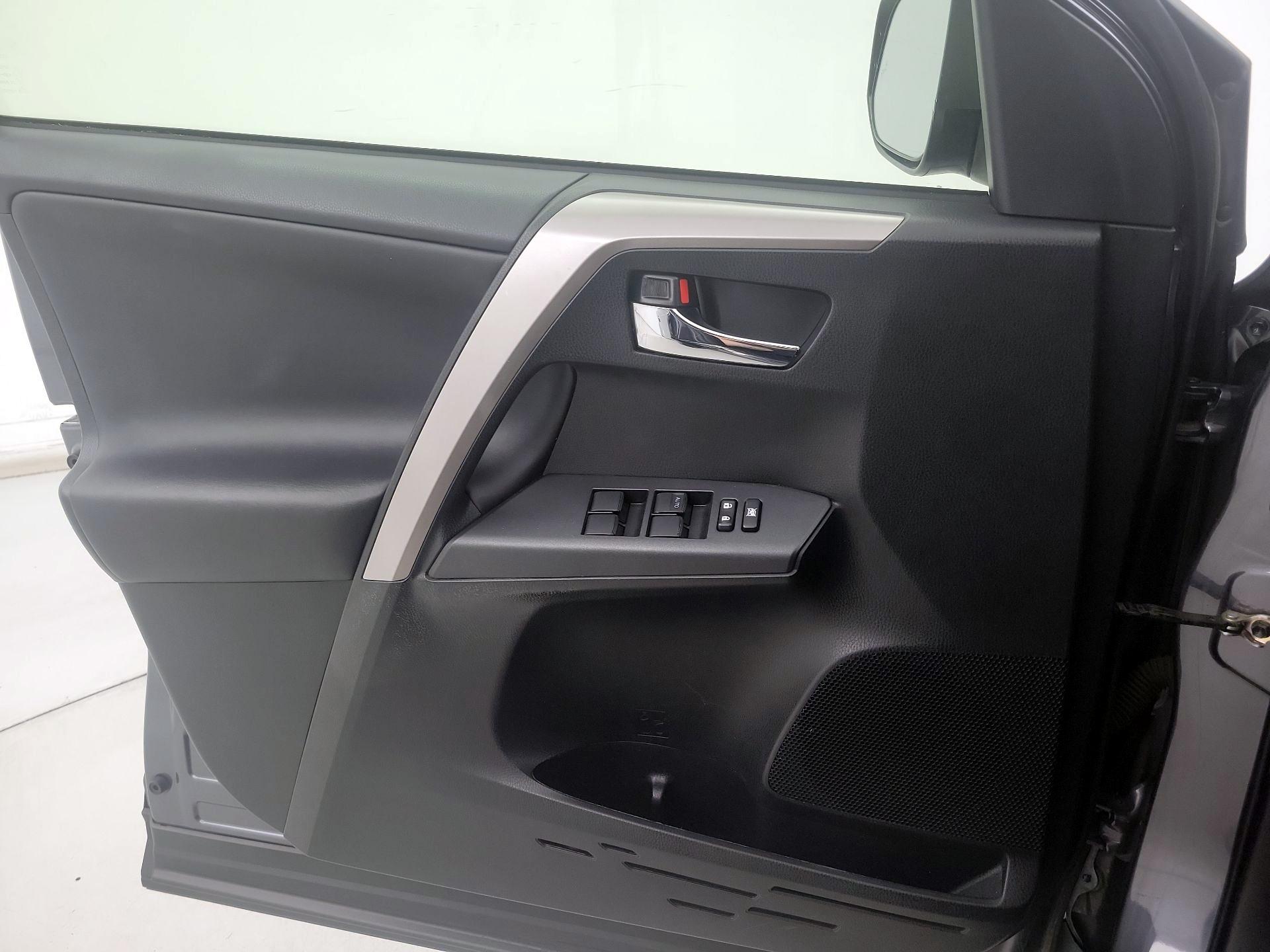 Thumbnail: 2018 Toyota RAV4 - 12