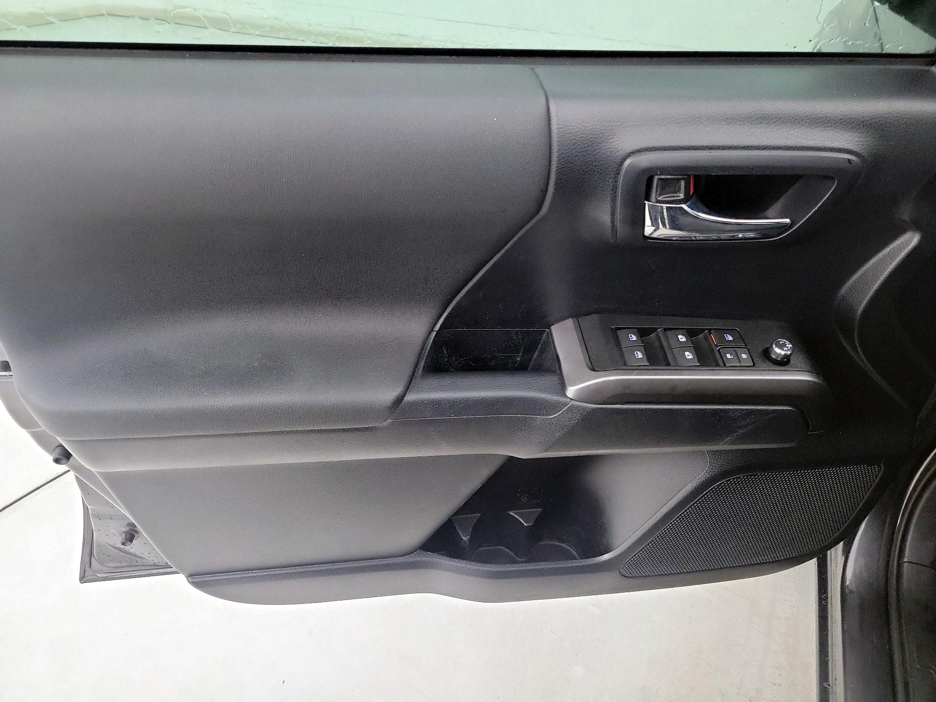 Thumbnail: 2018 Toyota Tacoma - 12