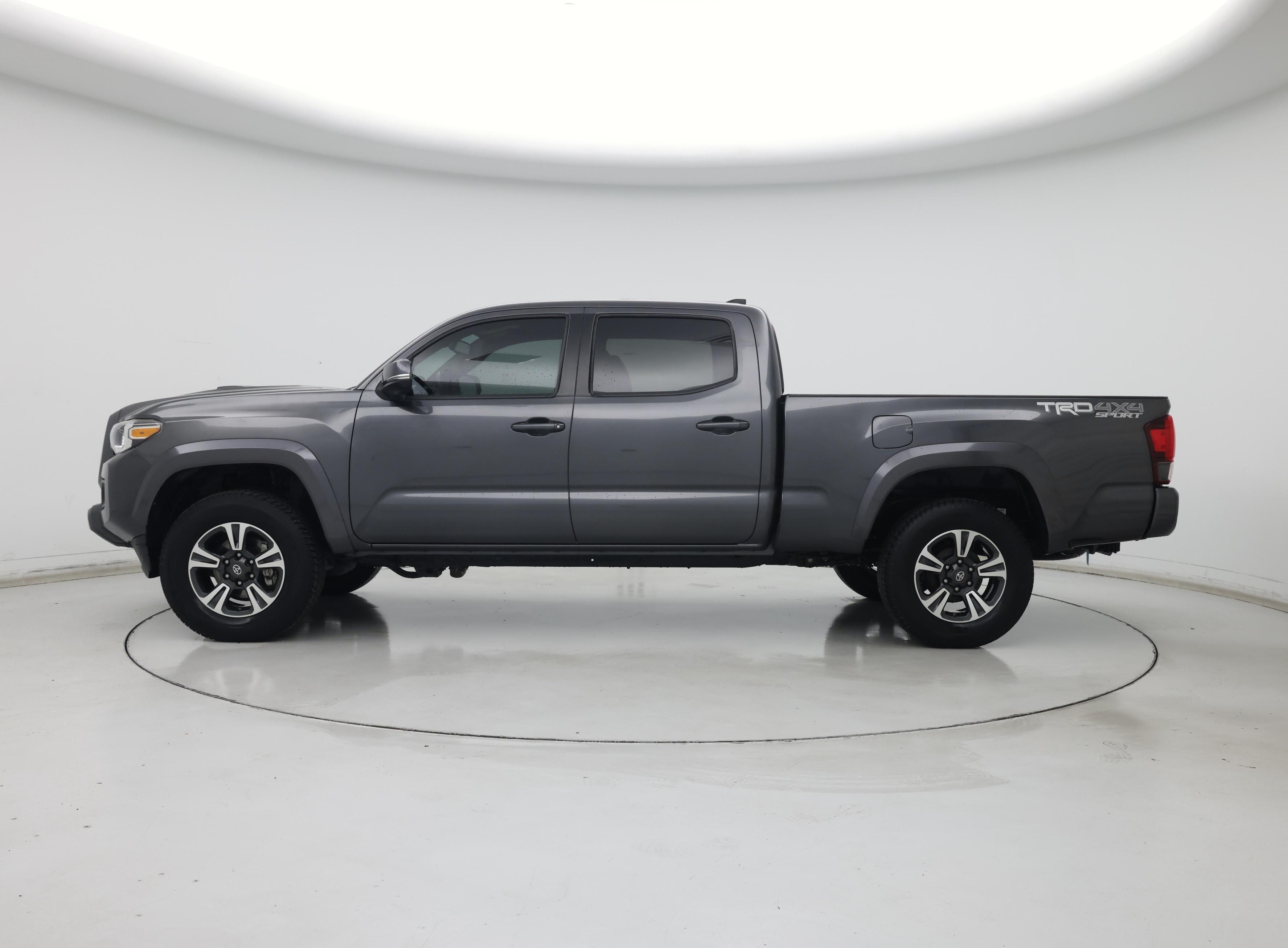 Thumbnail: 2018 Toyota Tacoma - 3