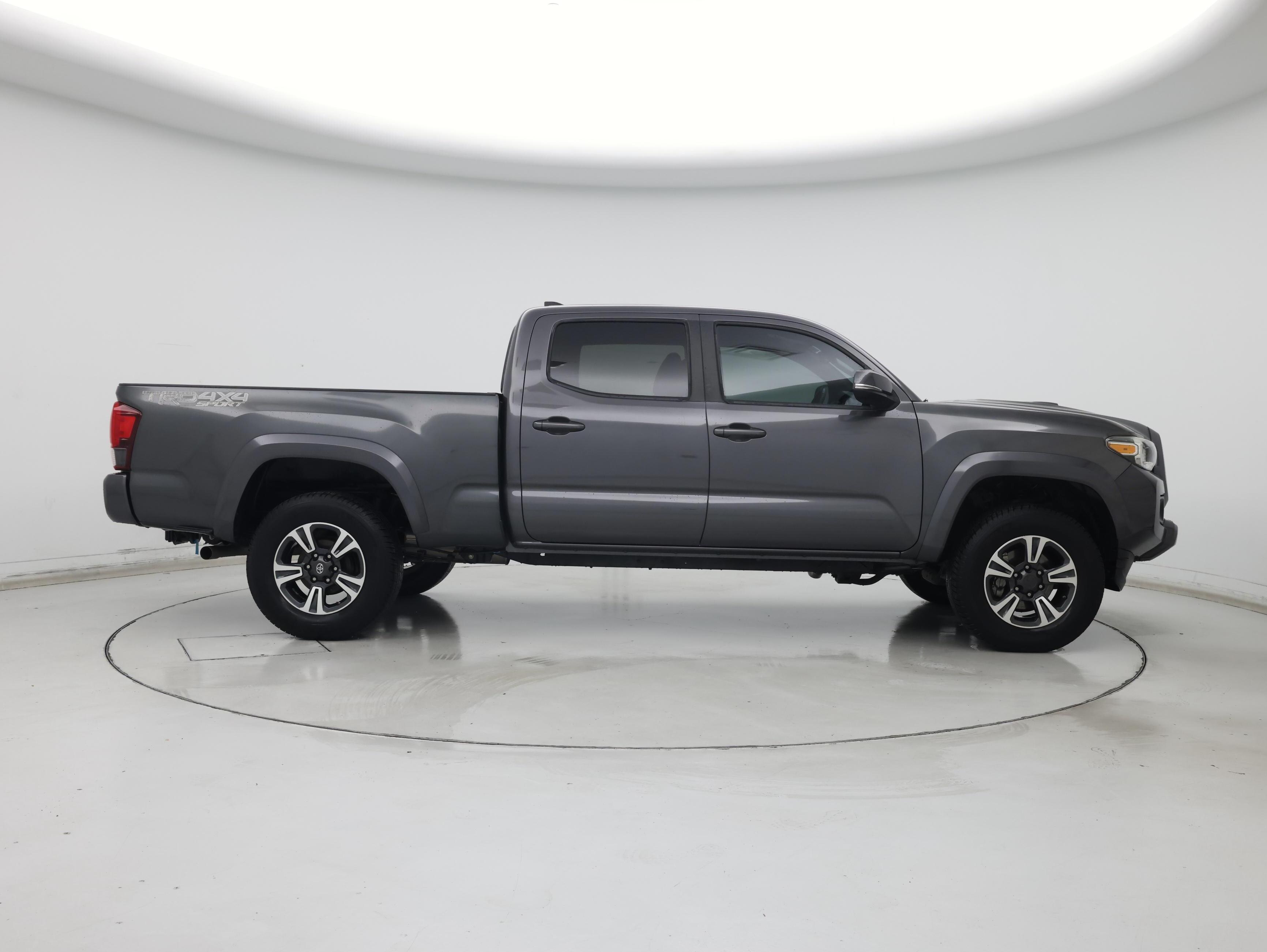 Thumbnail: 2018 Toyota Tacoma - 7