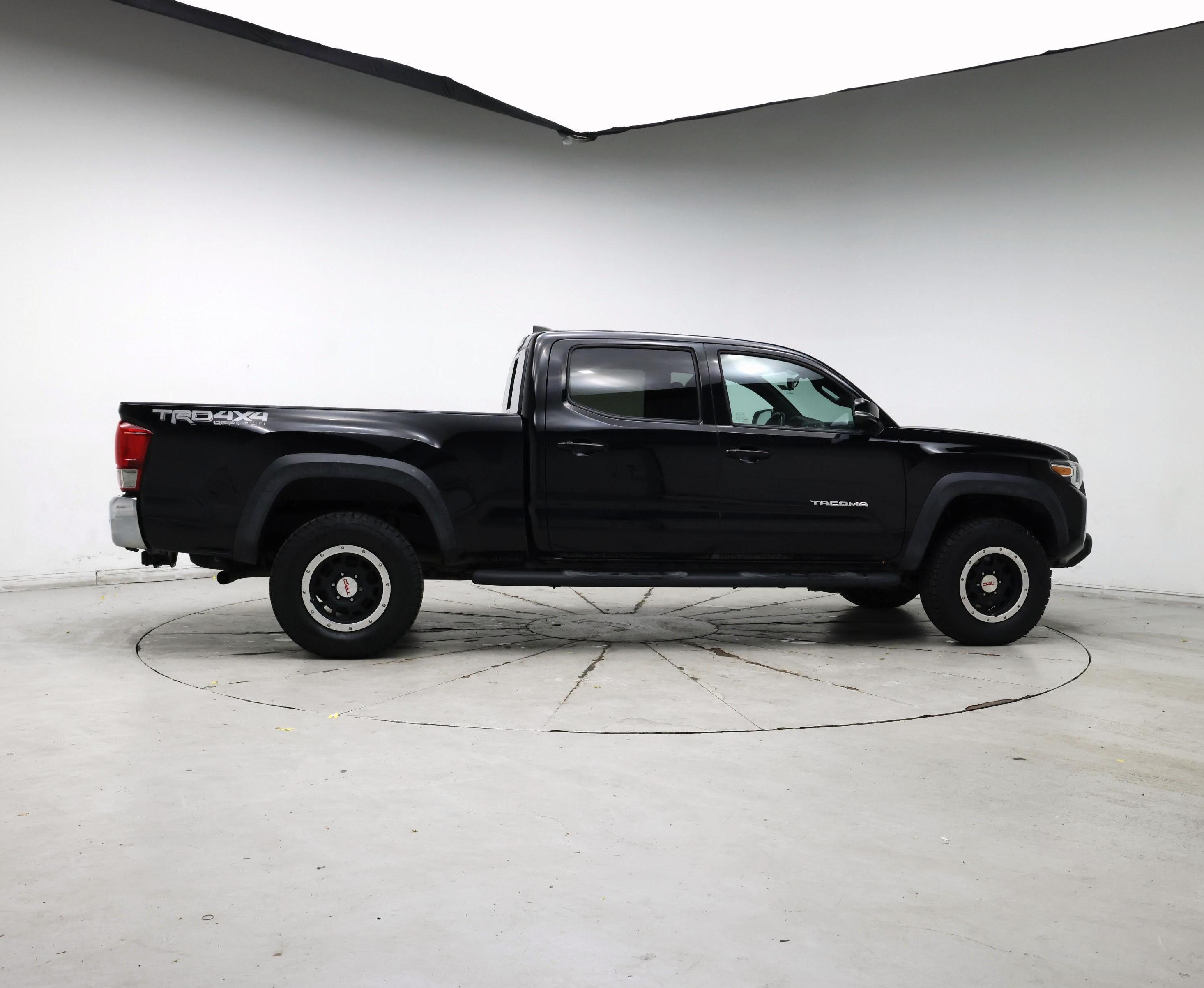 Thumbnail: 2017 Toyota Tacoma - 7