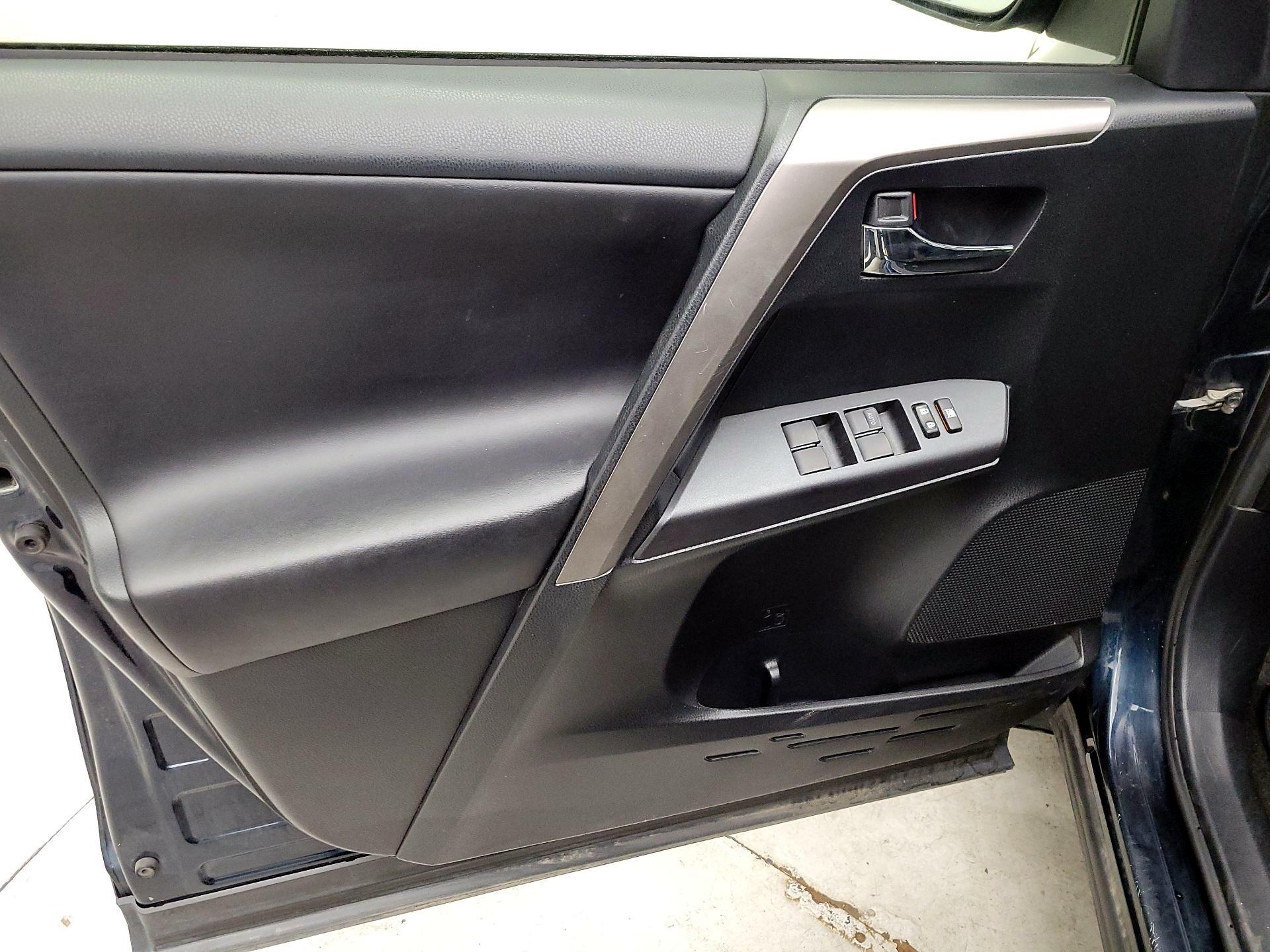 Thumbnail: 2018 Toyota RAV4 - 12