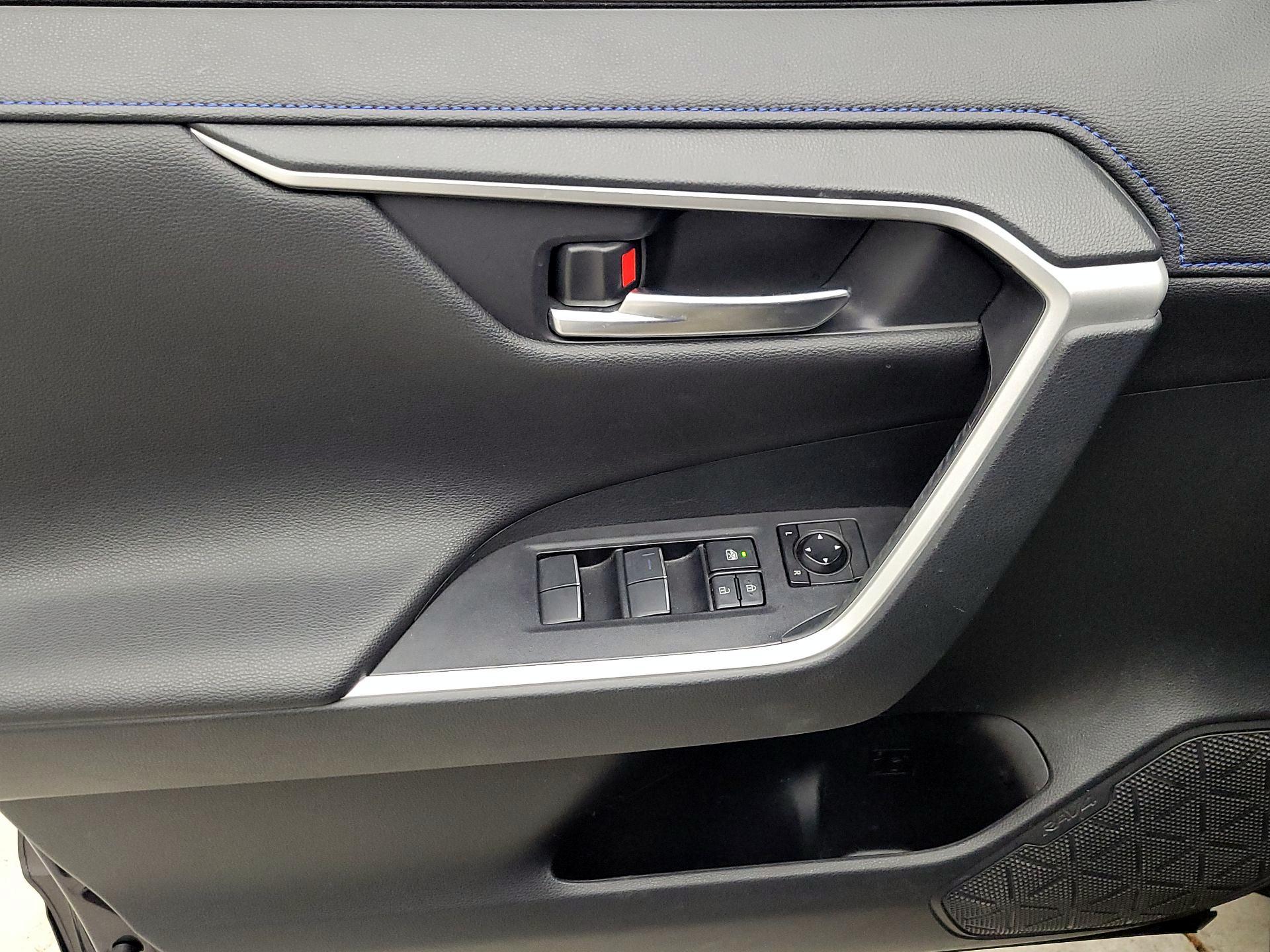 Thumbnail: 2020 Toyota RAV4 - 12