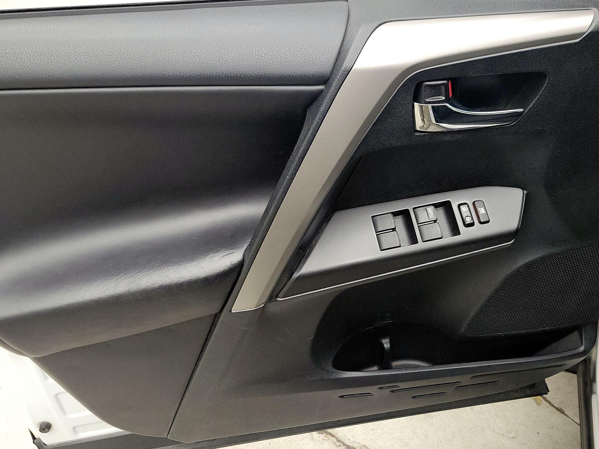 Thumbnail: 2018 Toyota RAV4 - 12