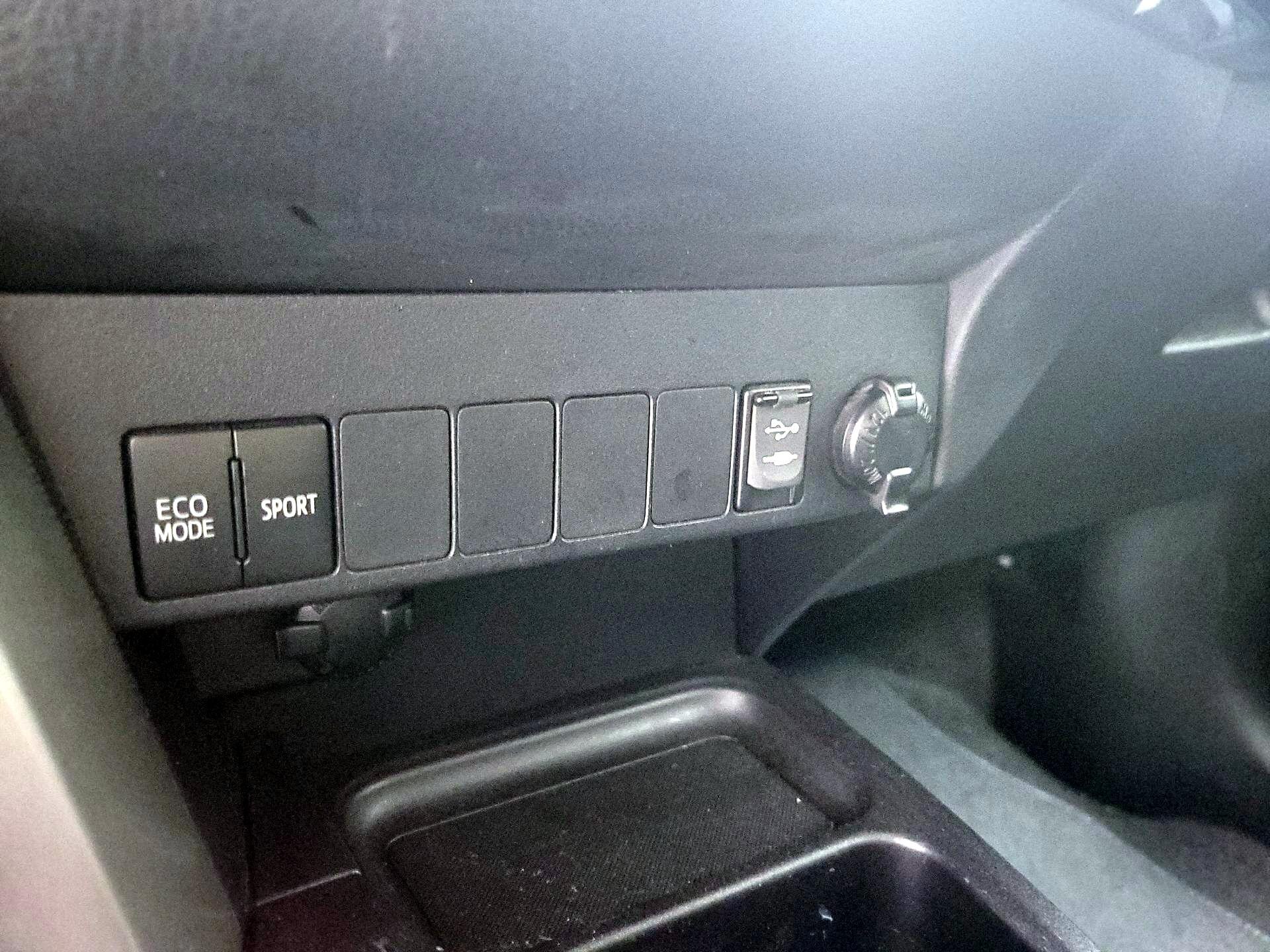 Thumbnail: 2018 Toyota RAV4 - 18