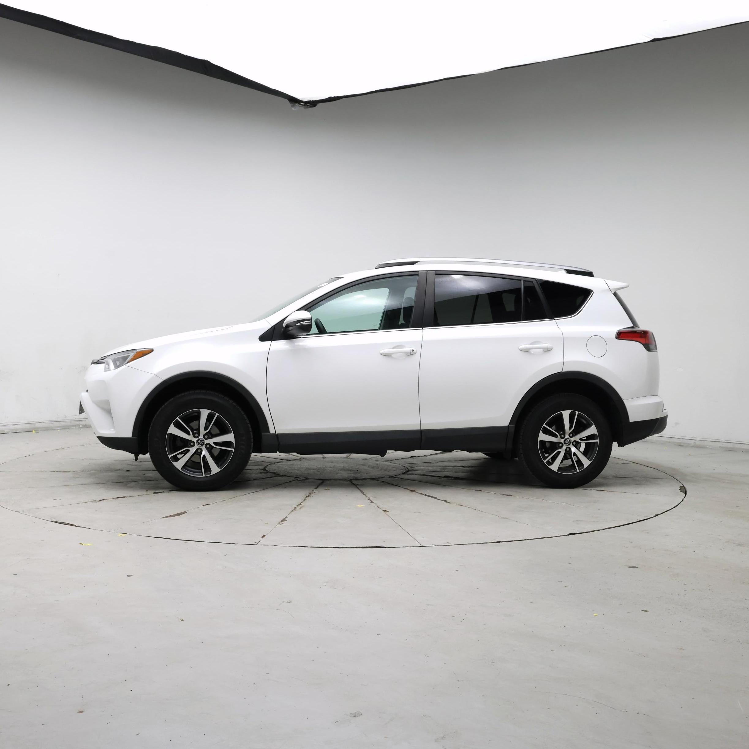 Thumbnail: 2018 Toyota RAV4 - 3