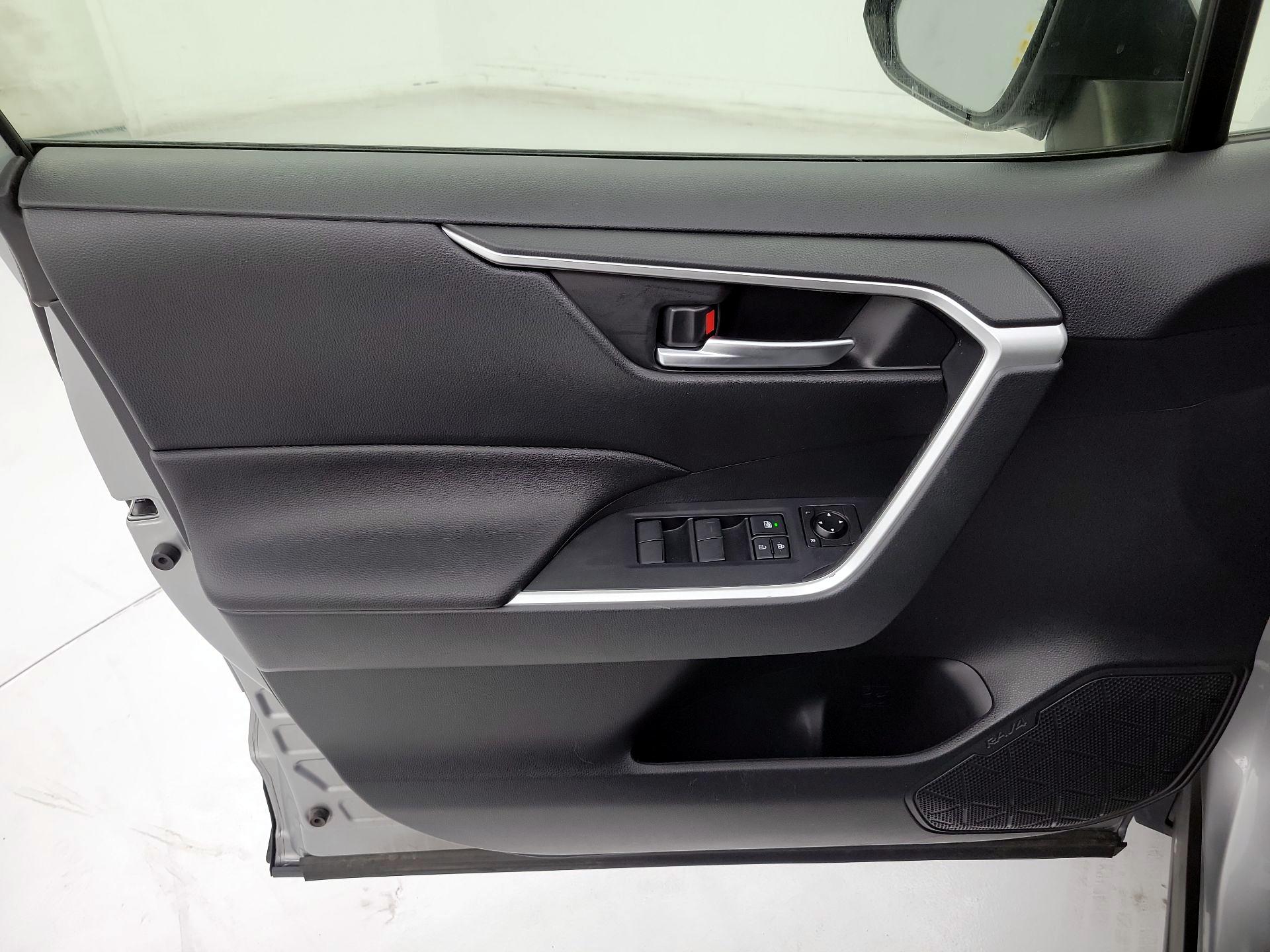 Thumbnail: 2020 Toyota RAV4 - 12