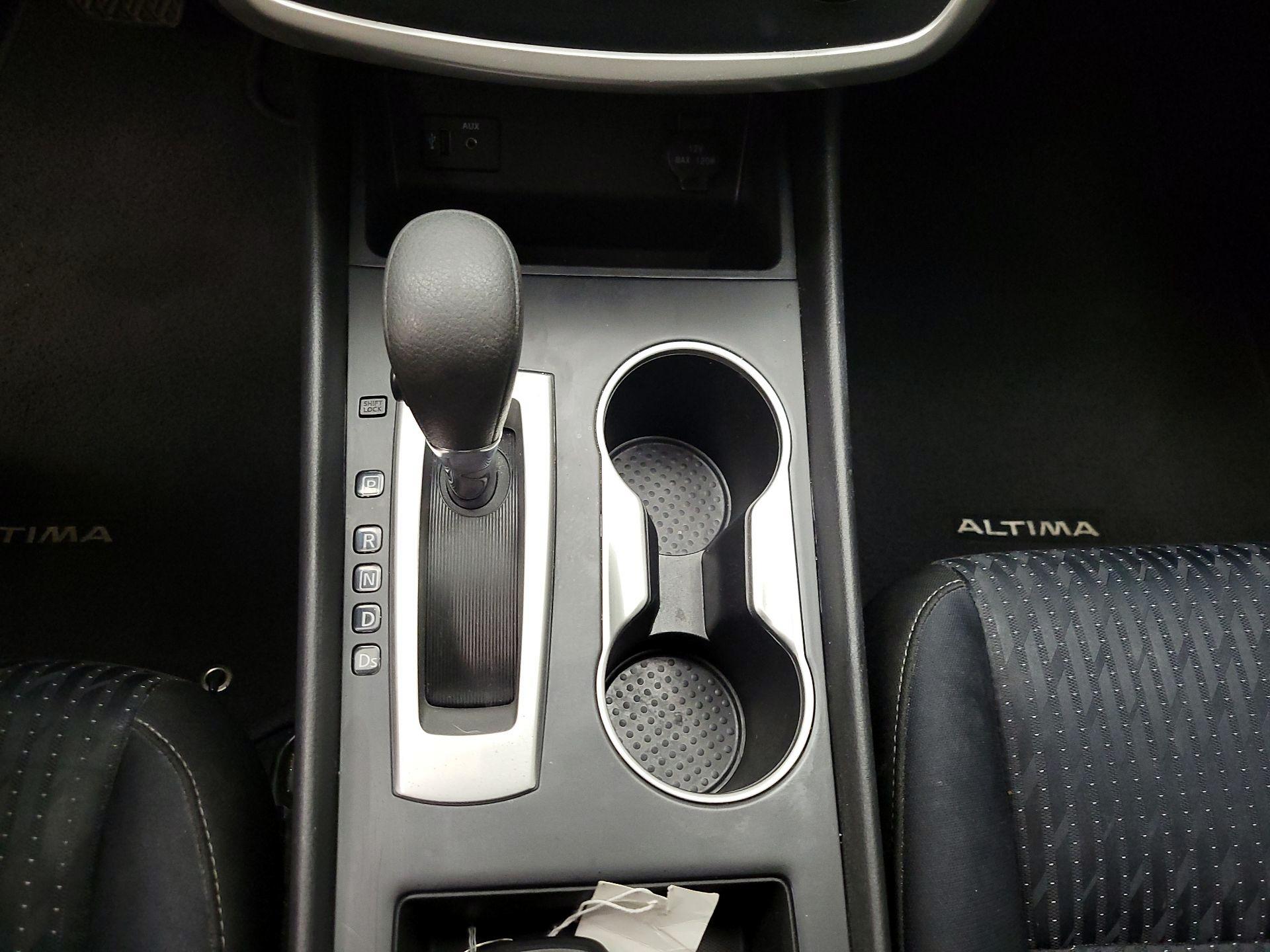 Thumbnail: 2016 Nissan Altima - 17