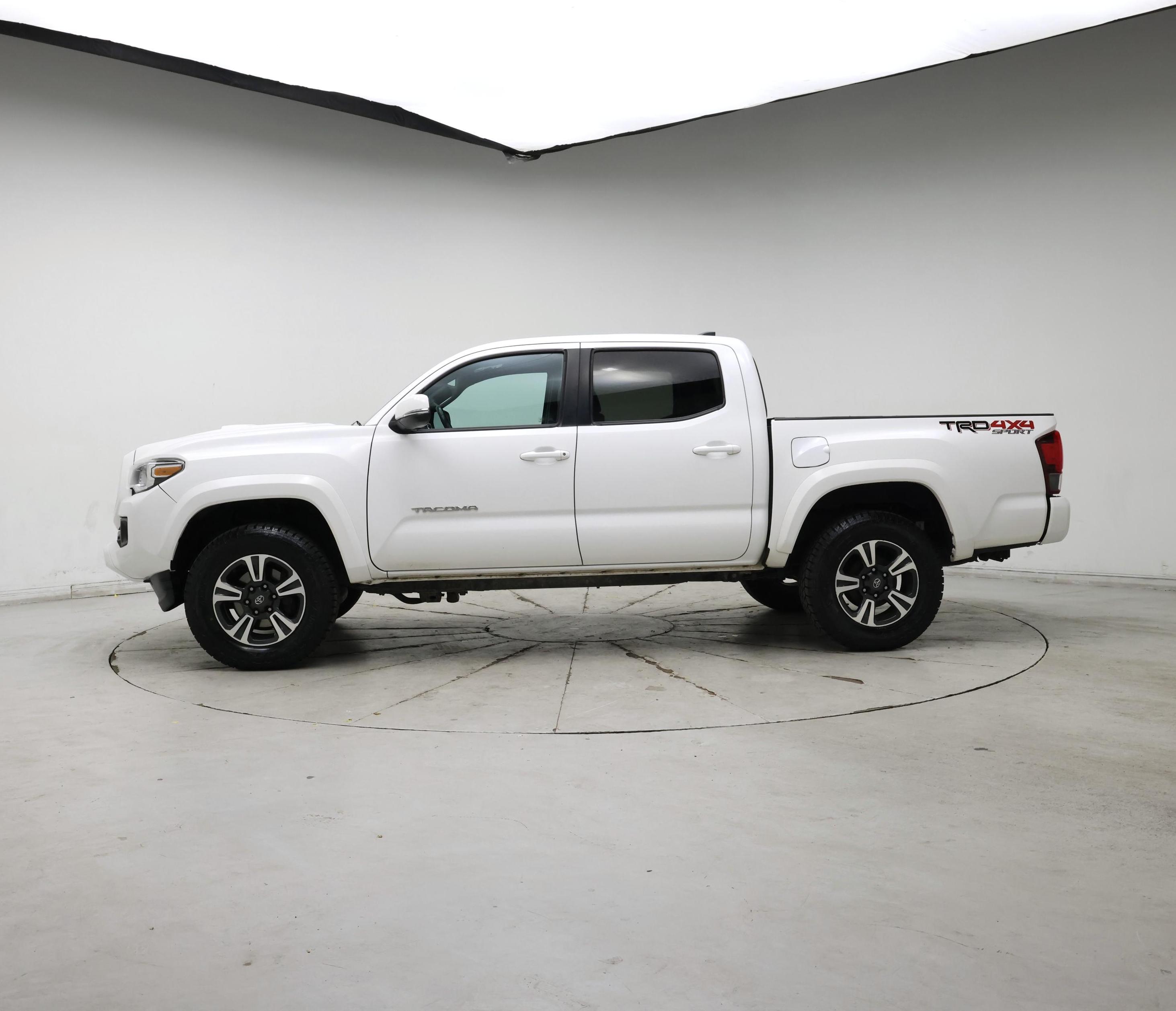 Thumbnail: 2019 Toyota Tacoma - 3