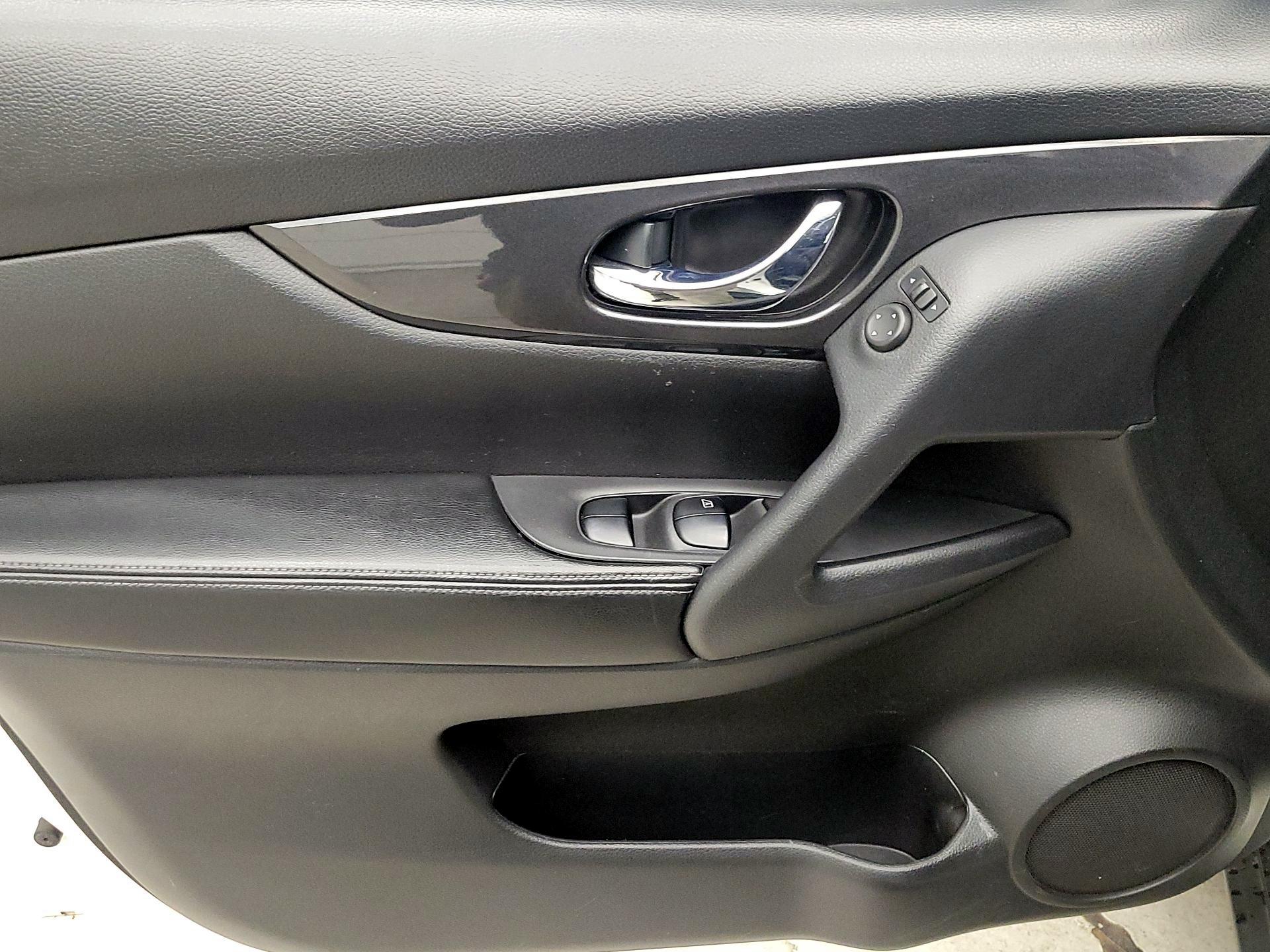 Thumbnail: 2017 Nissan Rogue - 12